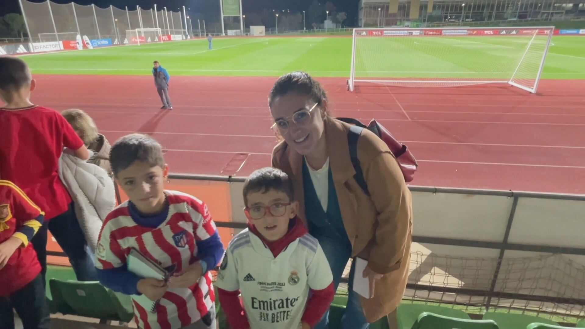  La curiosa familia en el entrenamiento de la selección española.