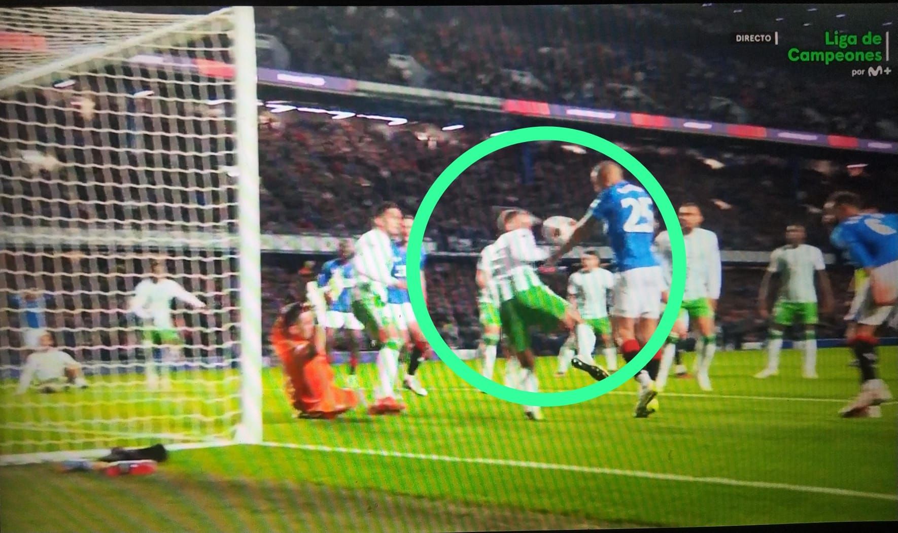  La mano de Roofe en el gol del Rangers.