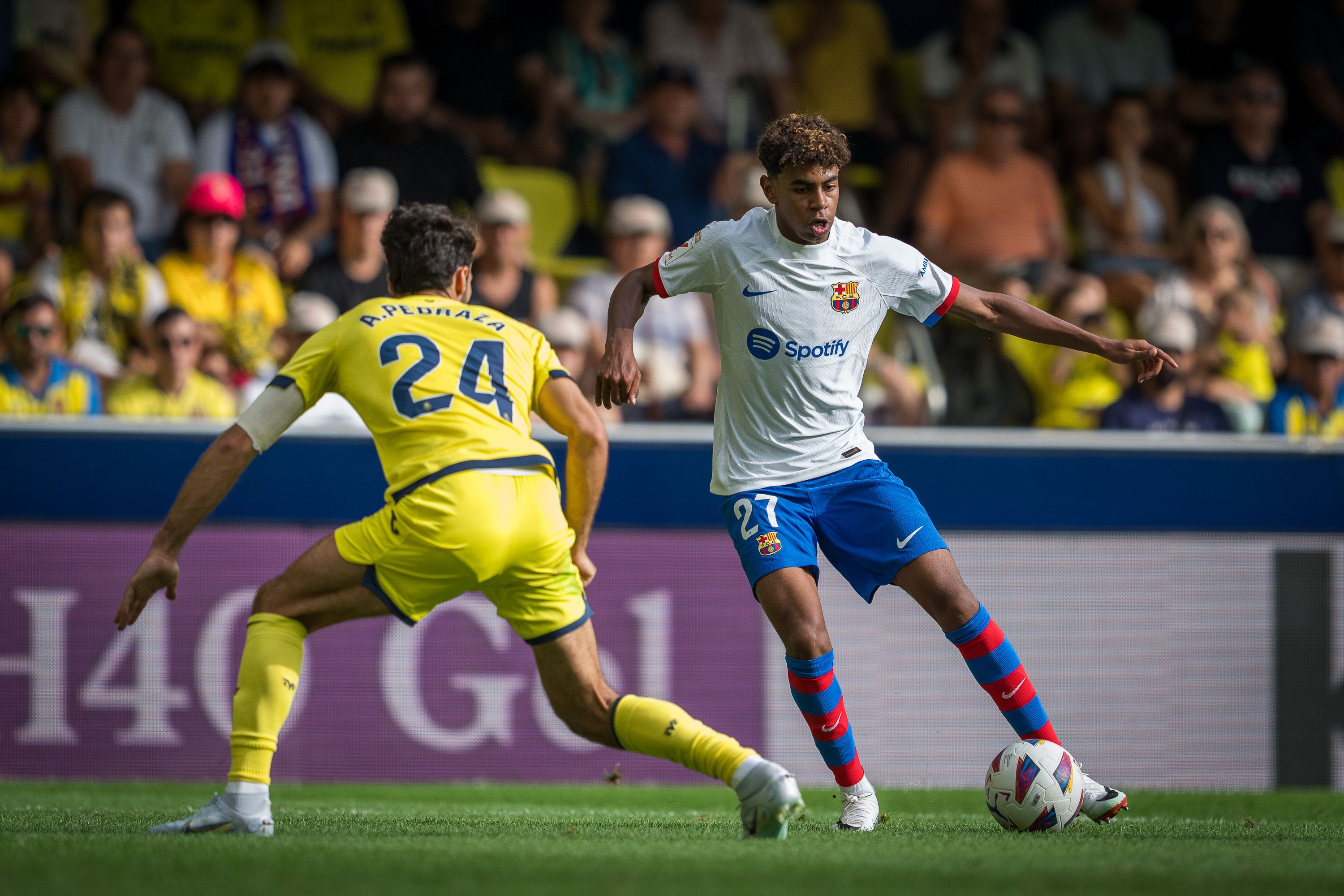 Lamine Yamal, ante Pedraza en el Villarreal-Barcelona.