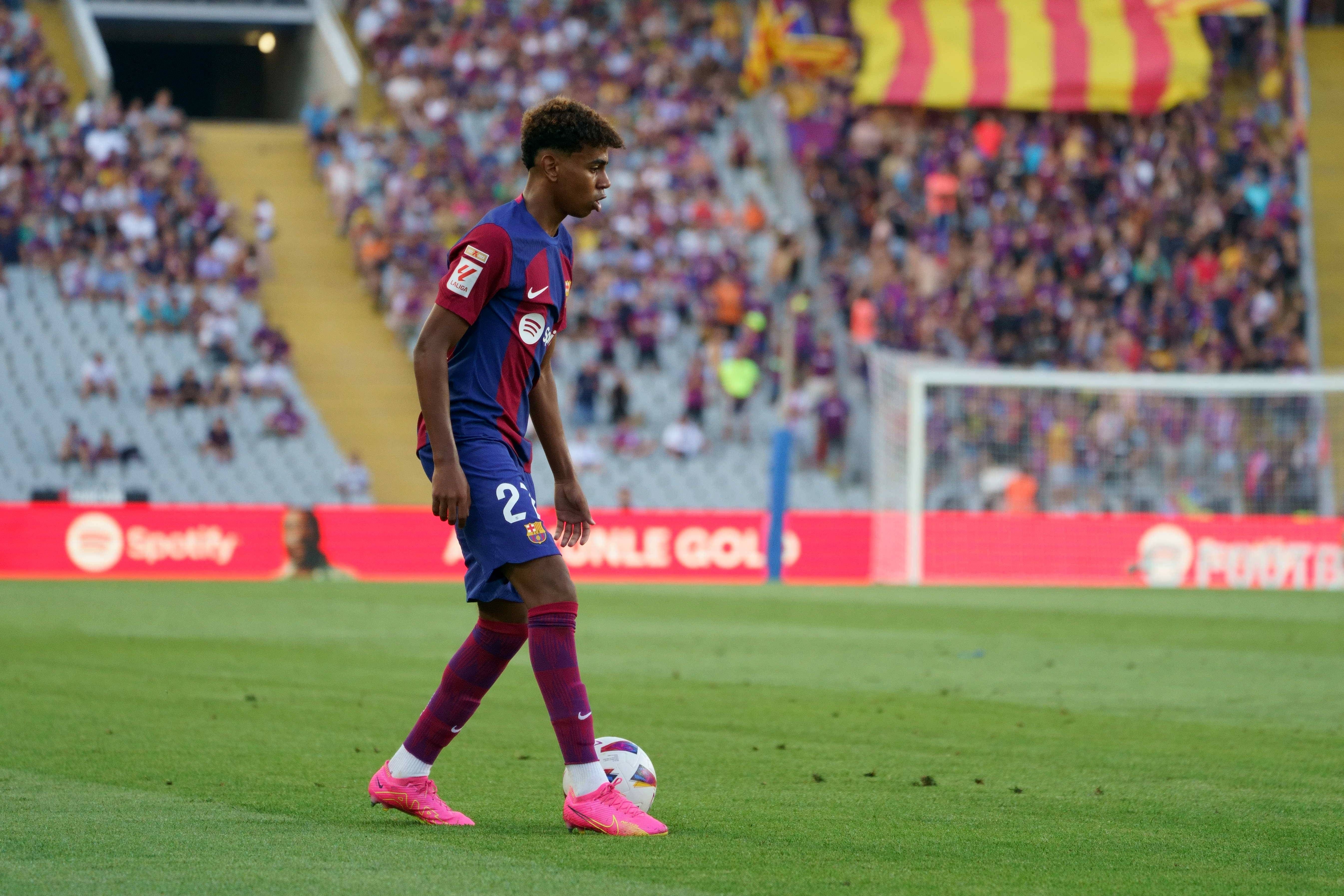  Lamine Yamal, con el balón en los pies ante el Cádiz (FOTO: Cordón Press).
