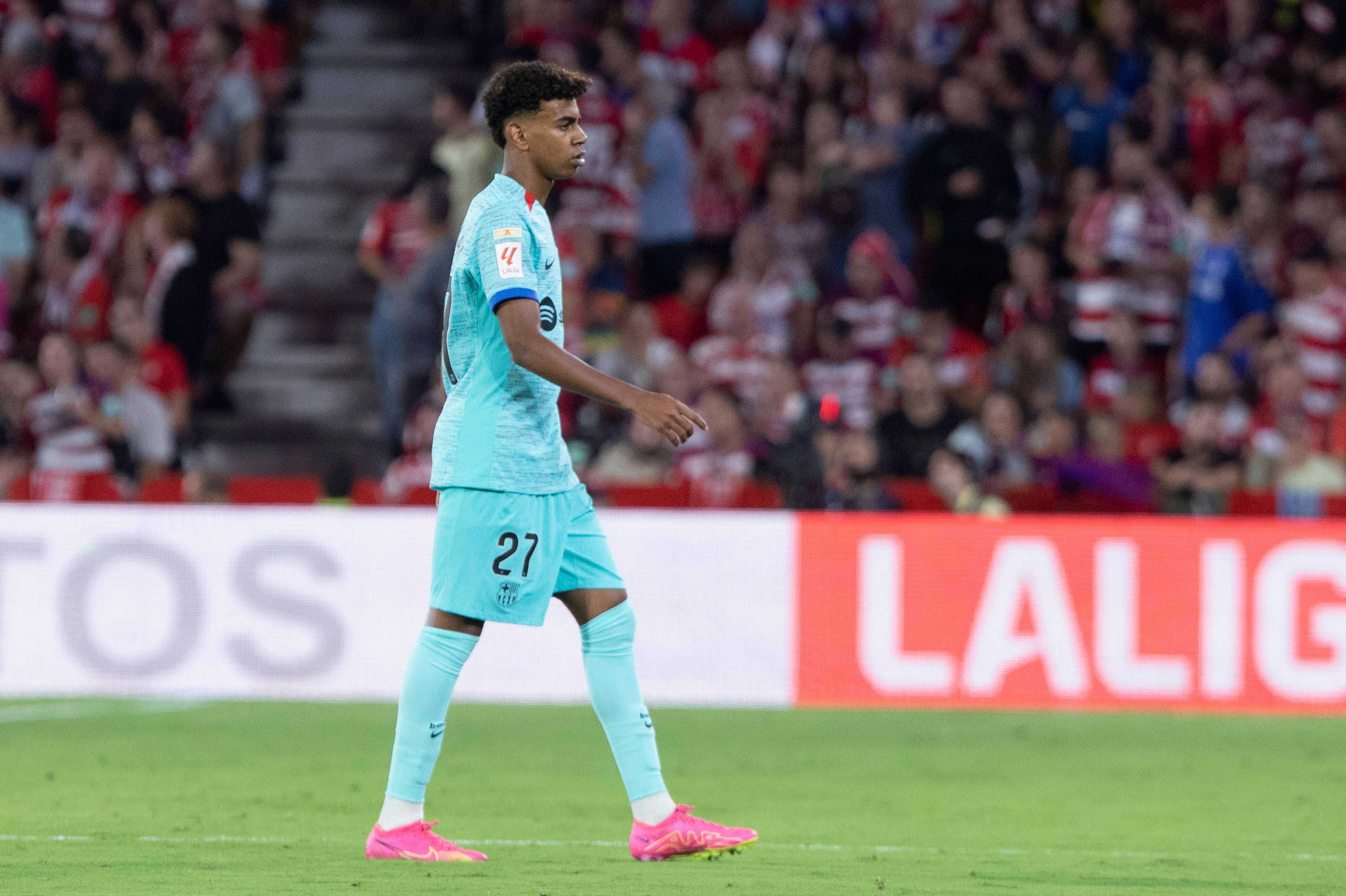 Lamine Yamal camina sobre el césped en el Granada-Barcelona (FOTO: Cordón Press).