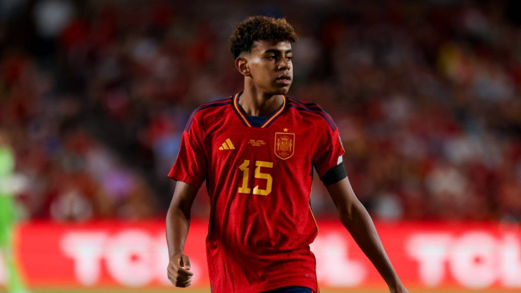 Lamine Yamal en un partido con España (Cordon Press)