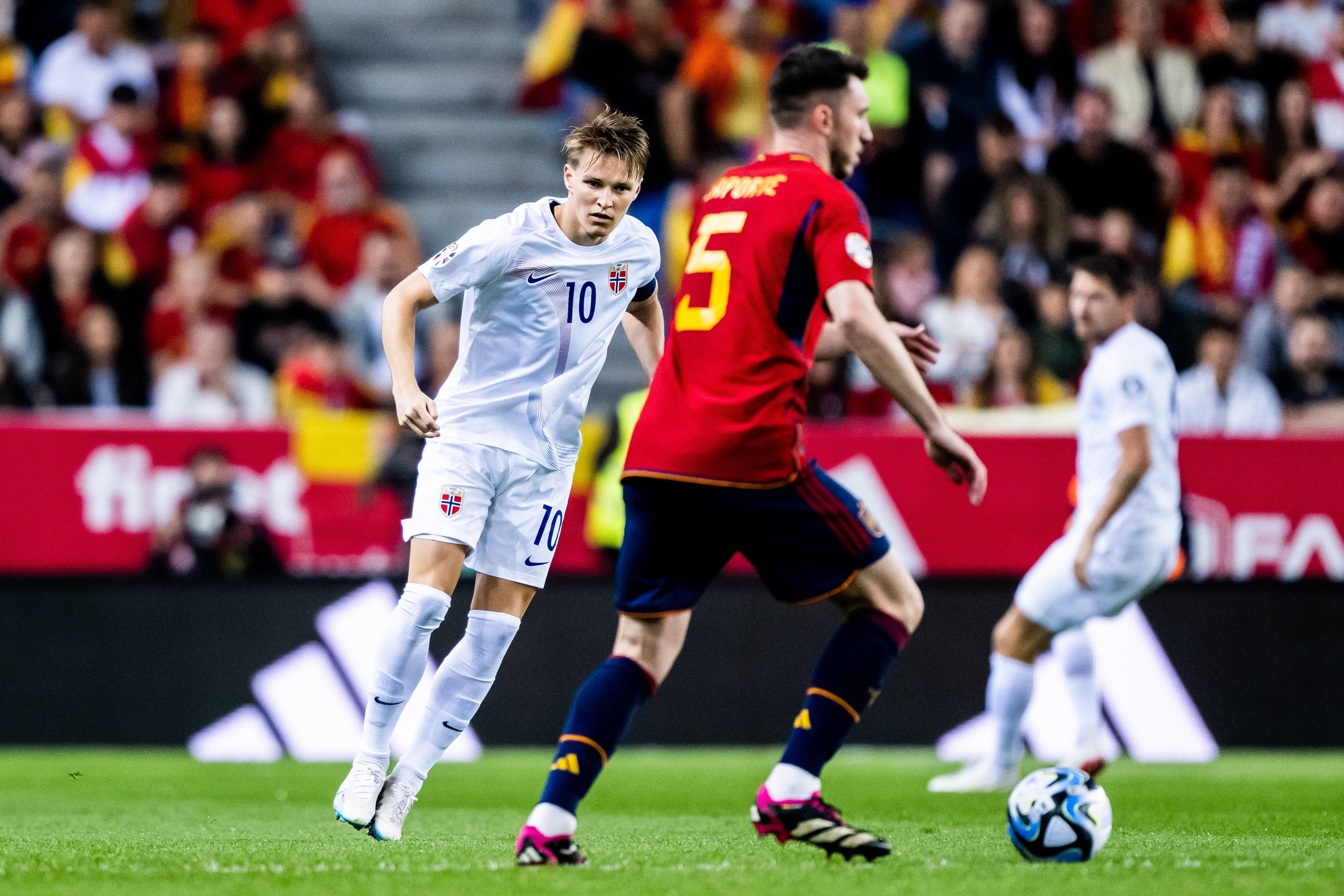  Laporte controla el balón ante la presión de Odegaard en el España-Noruega (FOTO: Cordón Press)