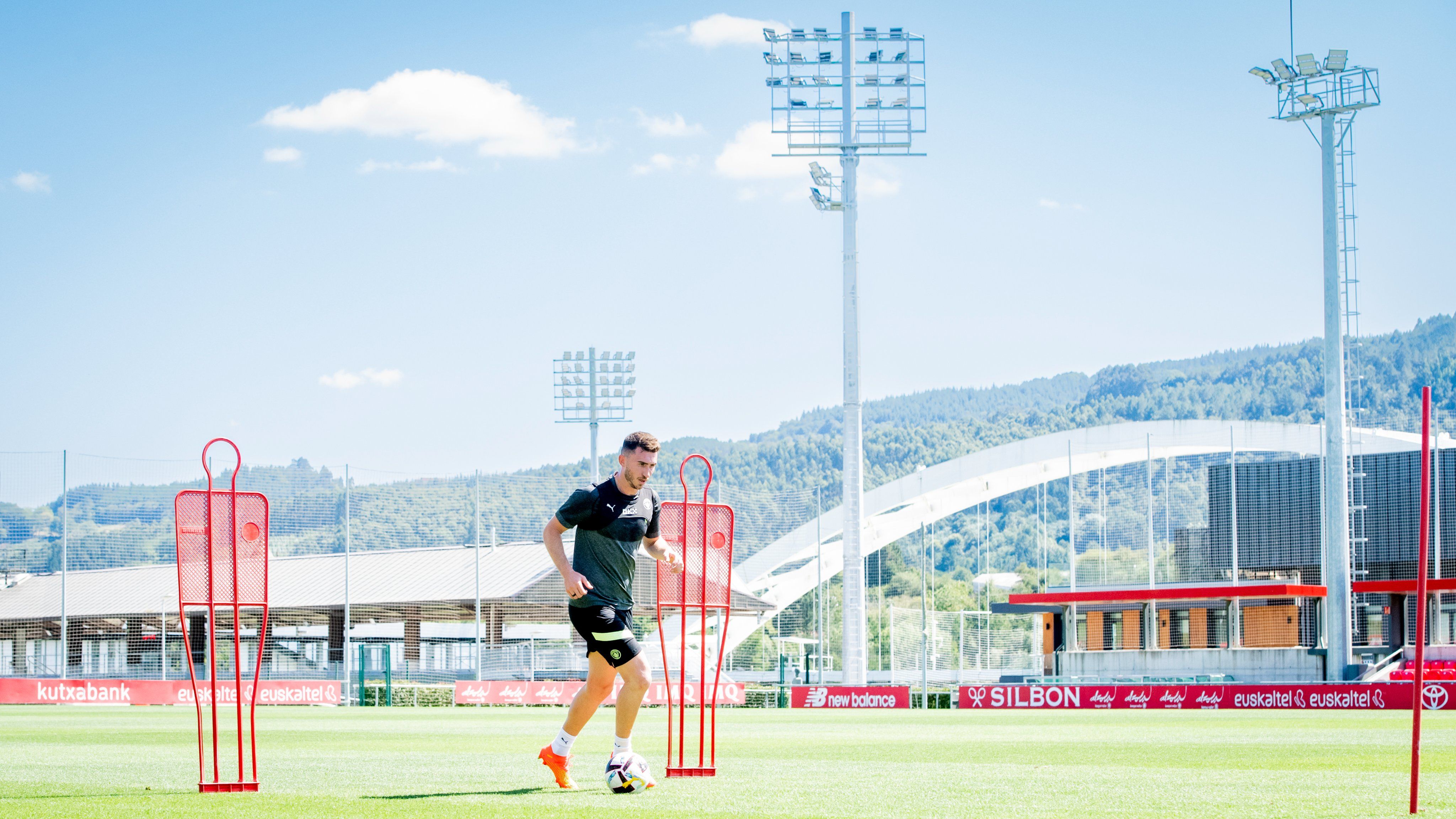  El galo del City Aymeric Laporte se entrena en Lezama.