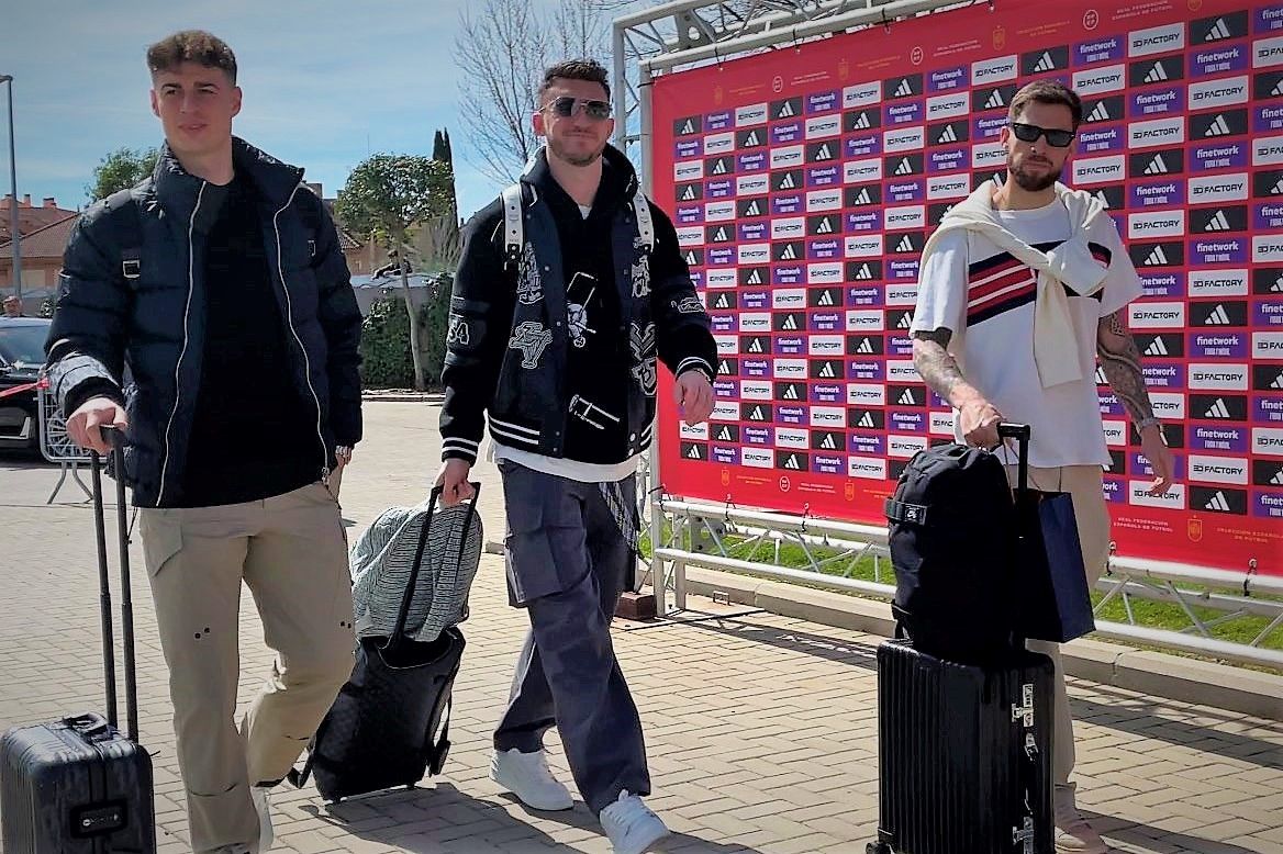  Llegada de Kepa Arrizabalaga, Aymeric Laporte e Iñigo Martínez este lunes a Las Rozas.