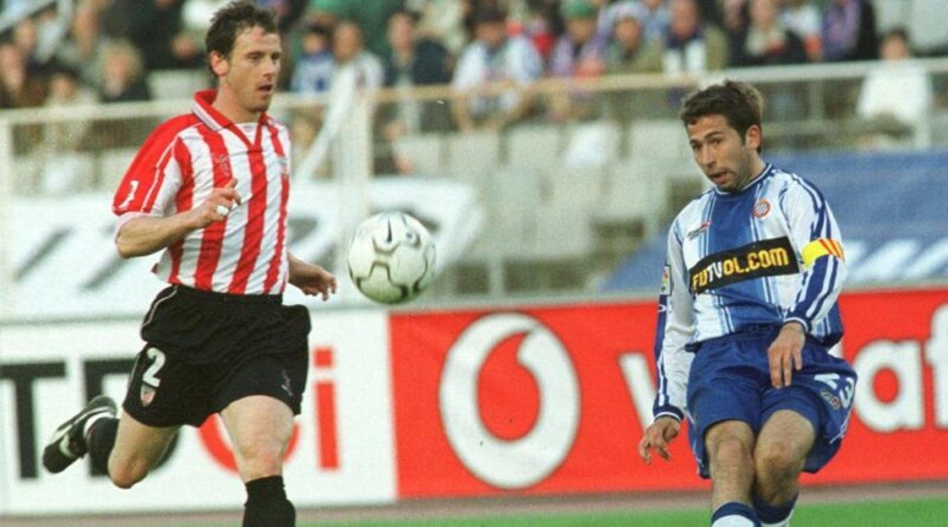  Iñigo Larrainzar, llegado del CA Osasuna, la juega ante el 'perico' Raúl Tamudo en un partido RCD Espanyol- Athletic Club.