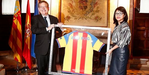 Layhoon y Ximo Puig en el Palau de la Generalitat