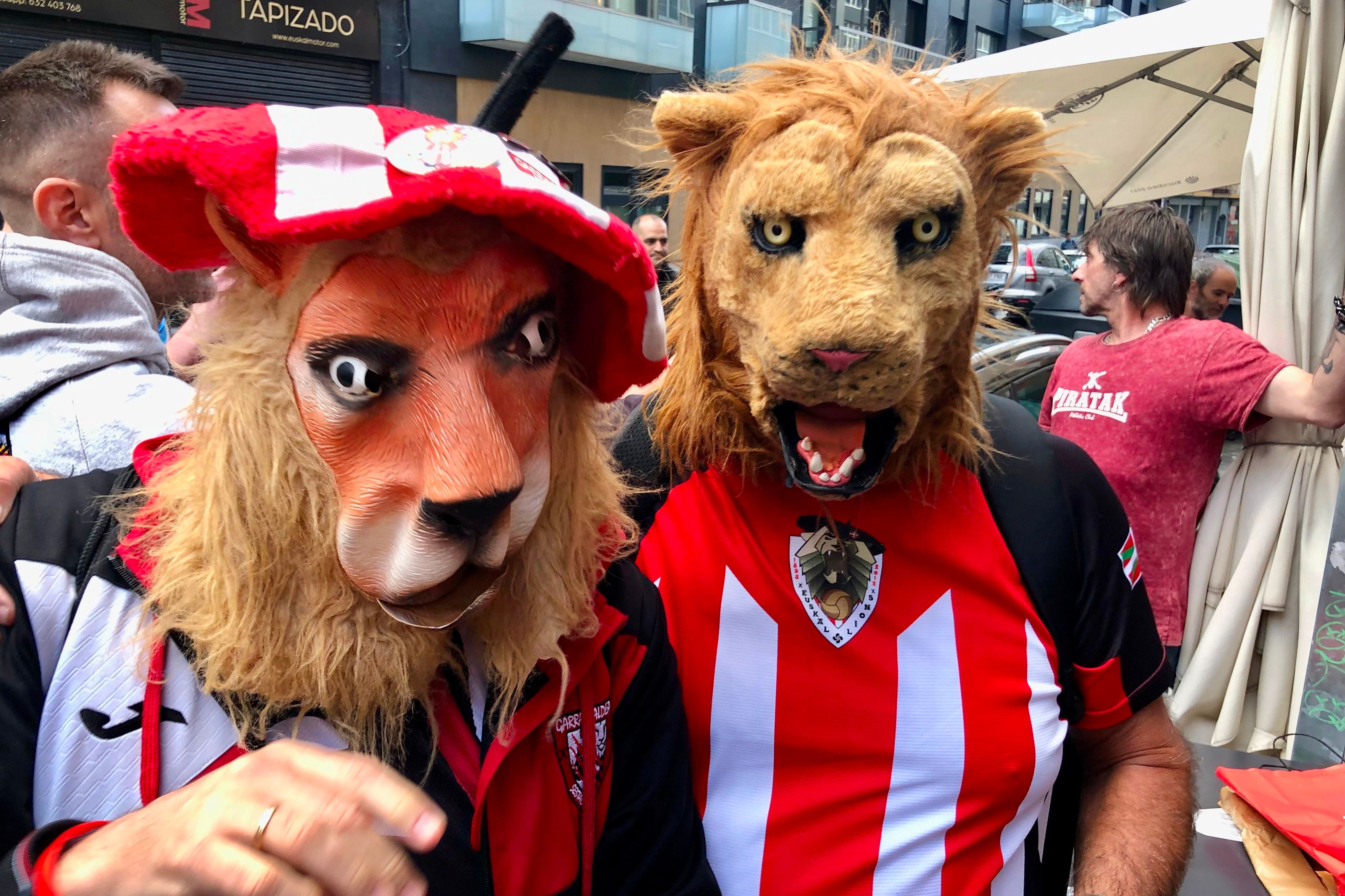  Una selva: el león de Garras Taldea de Sestao junto al León Belga en un acto de las Peñas del Athletic Club.