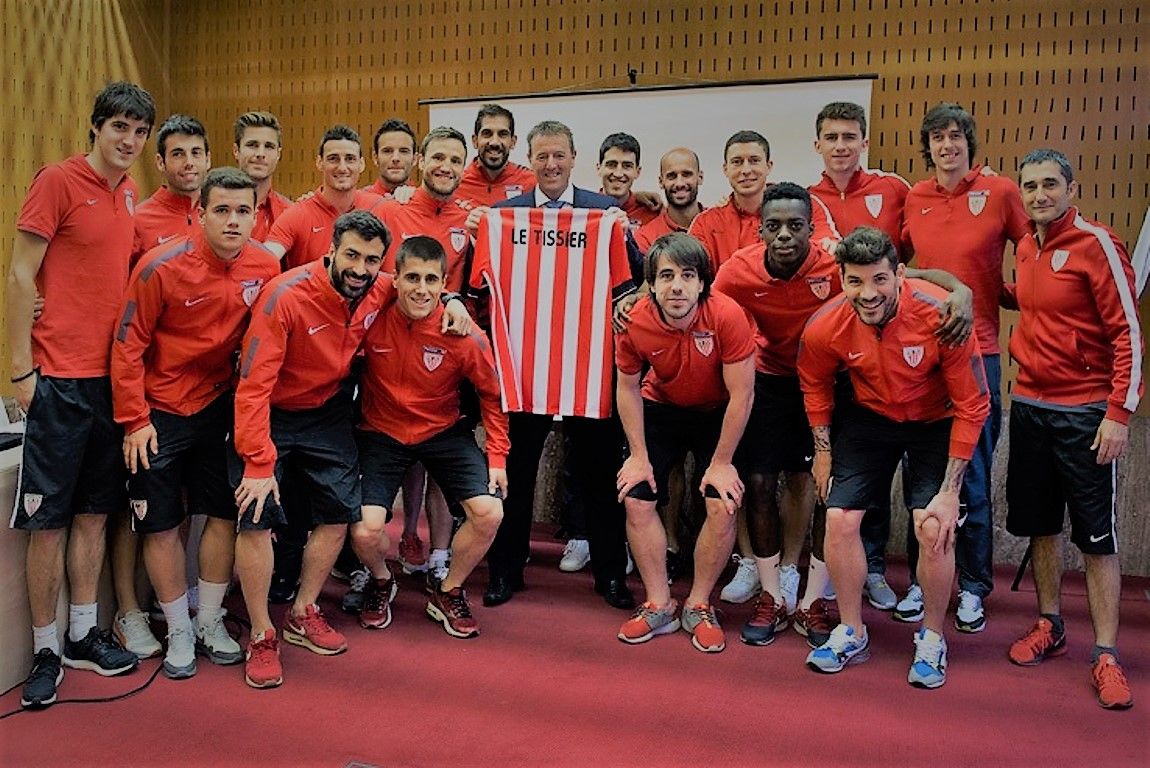  La plantilla de Ernesto Valverde, en 2015, con el entonces primer 'One Club Man' que dio el Athletic Club, Matt Le Tissier.