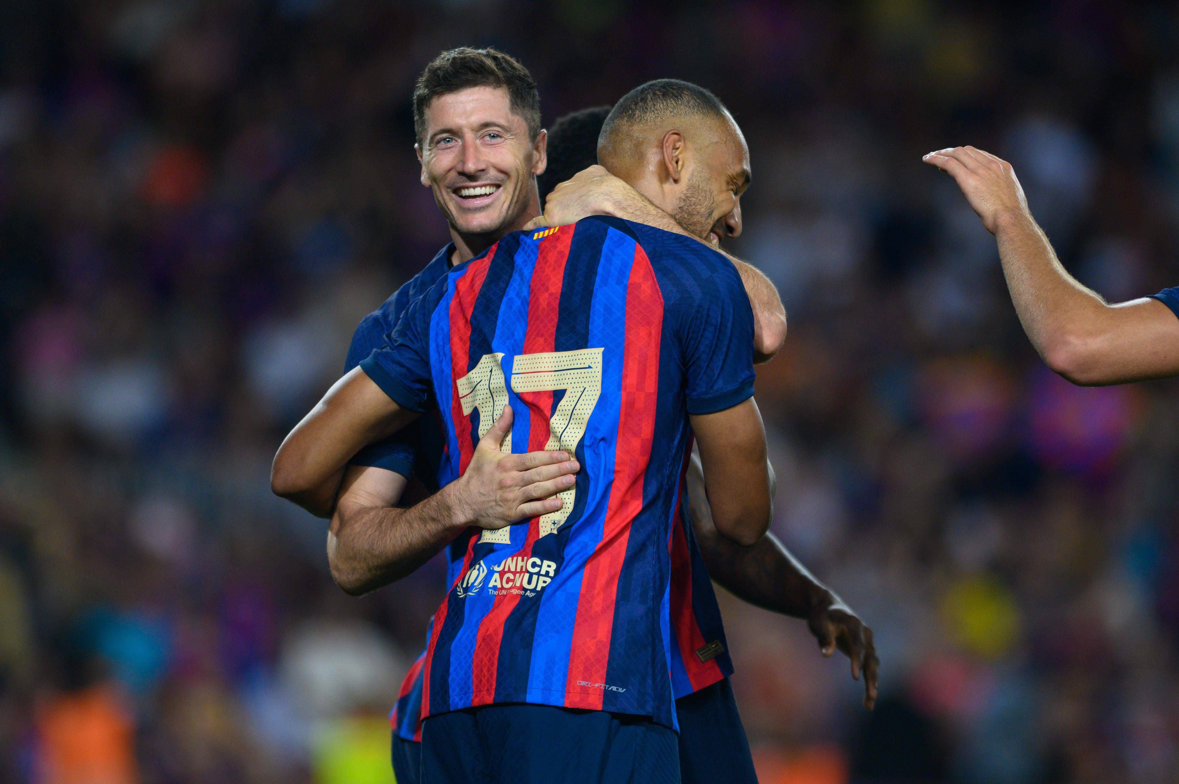 Lewandowski abraza a Aubameyang tras un gol del Barça en el Gamper.