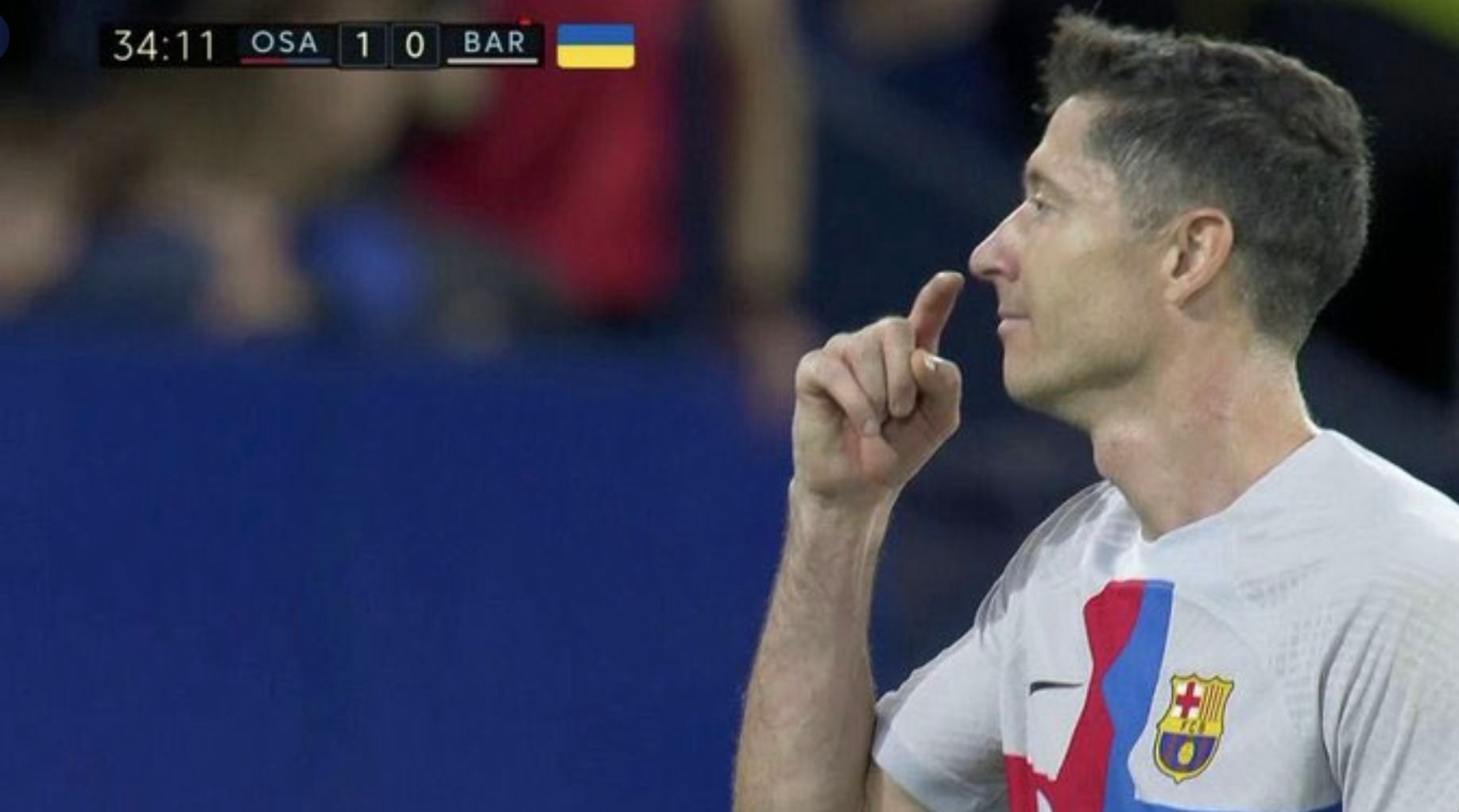  Gesto de Robert Lewandowski tras ser expulsado en el Osasuna-Barcelona.