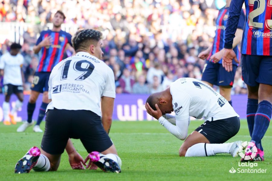  Lino y Hugo Duro se lamentan de una ocasión fallada en el Camp Nou.