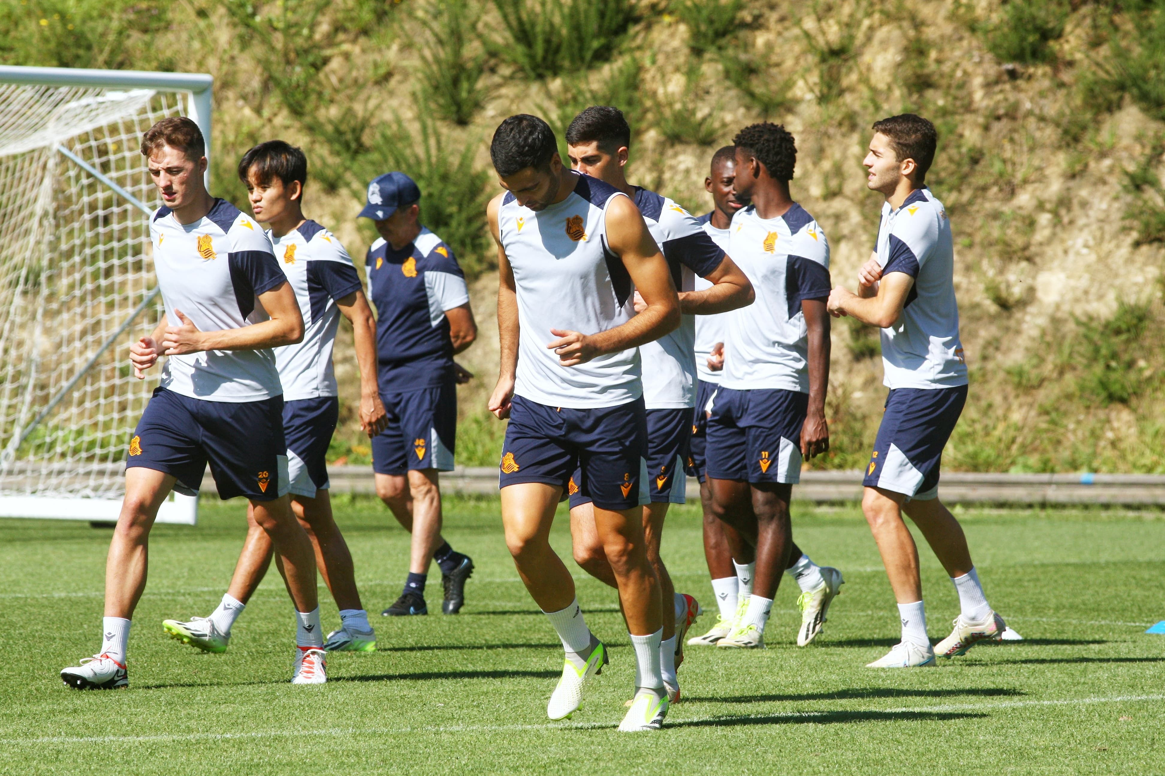  Los jugadores de la Real Sociedad se ejercitan en Zubieta.