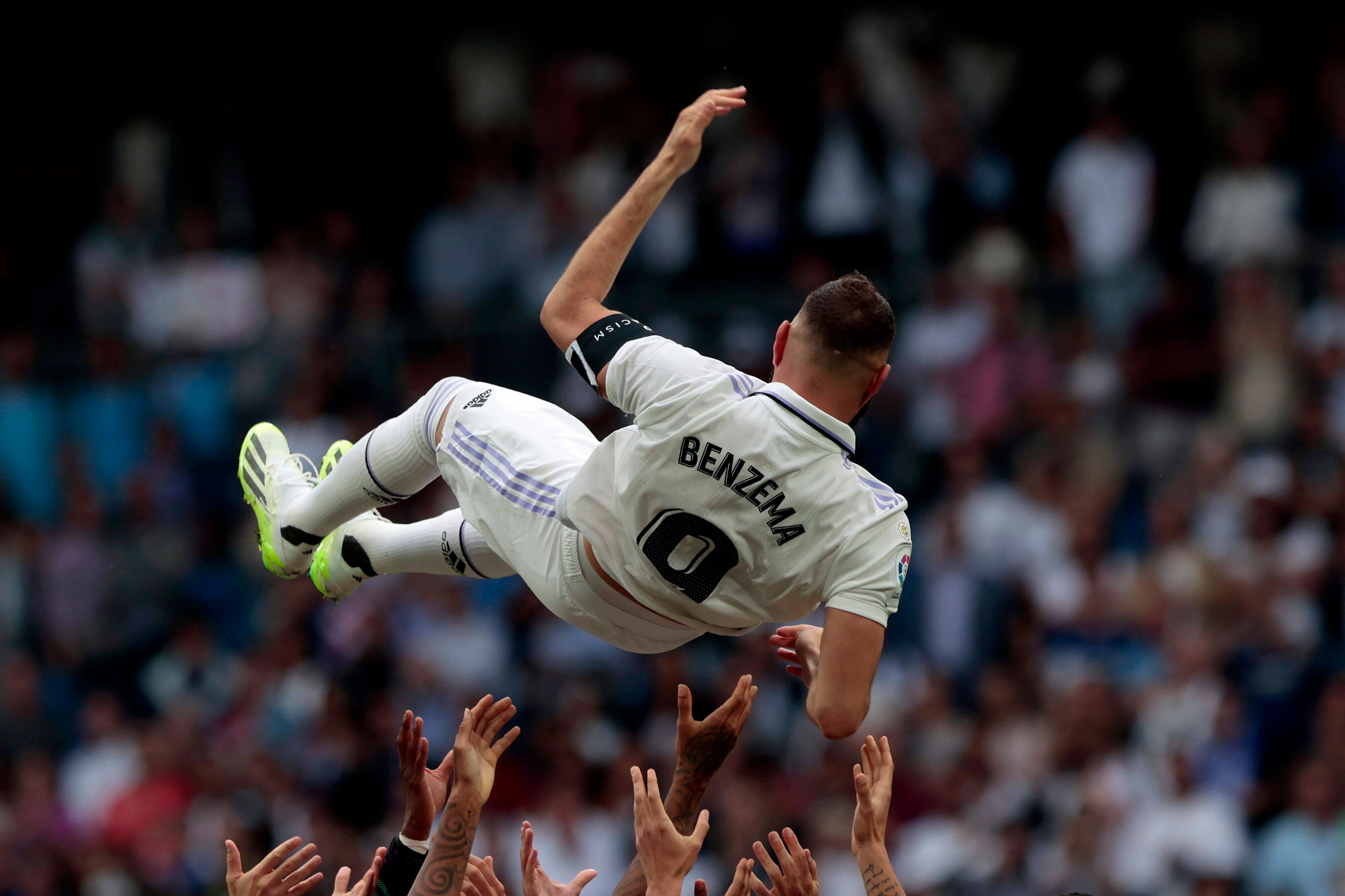 Los jugadores del Real Madrid mantean a Karim Benzema (Foto: Cordon Press)