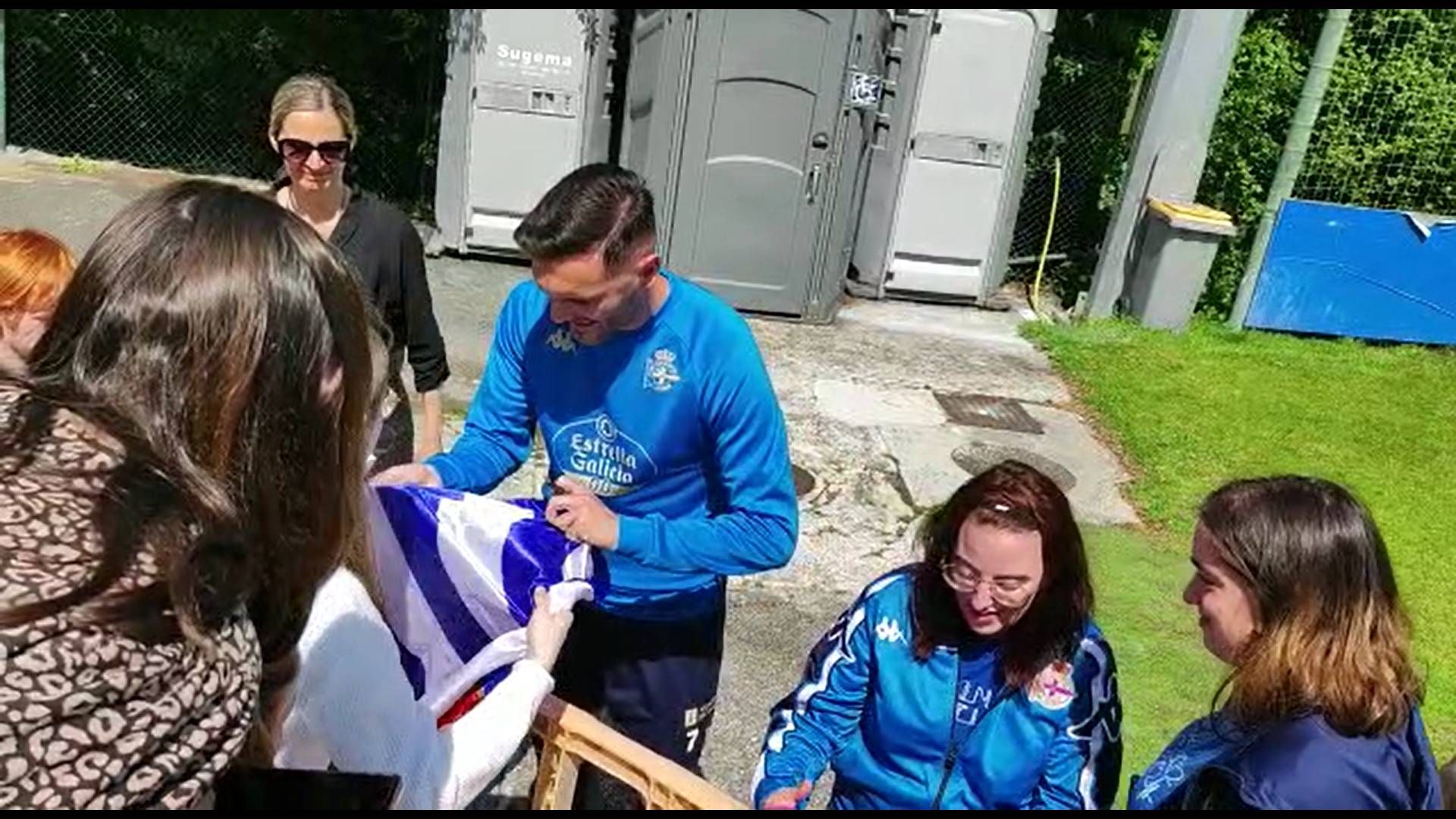 Lucas Pérez firmando autógrafos este domingo en Abegondo