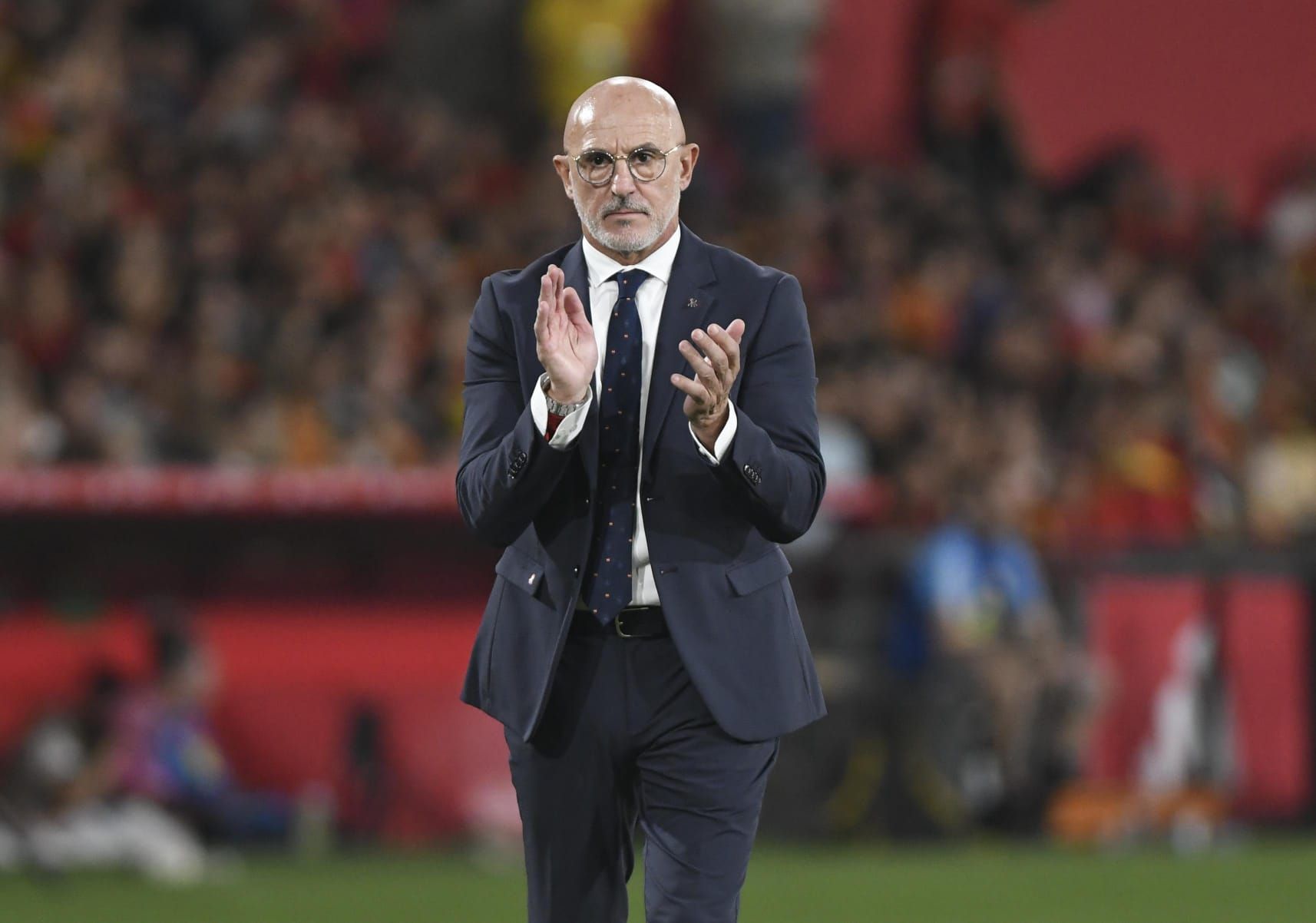 Luis de la Fuente aplaude en el España-Escocia.