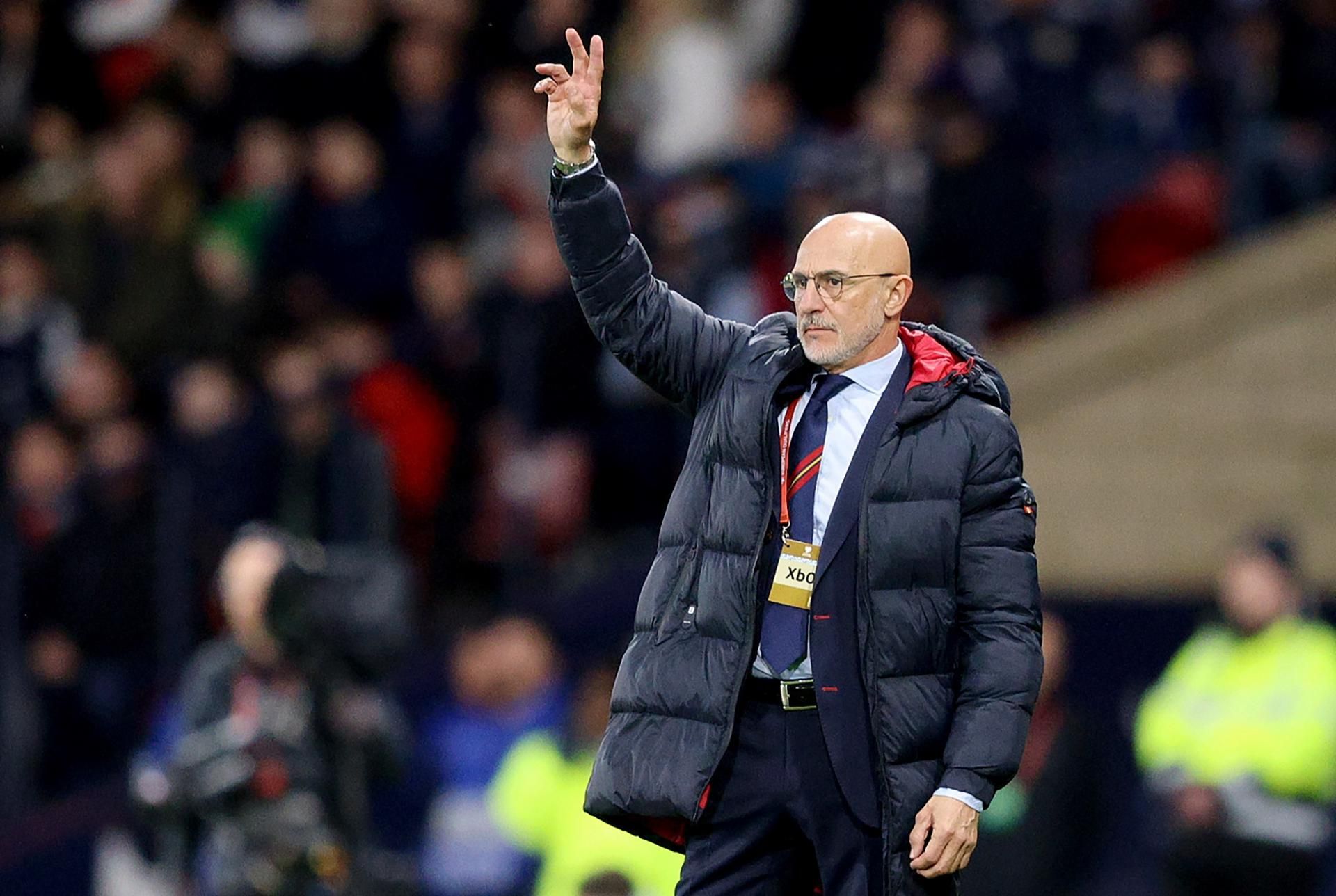 Luis de la Fuente da indicaciones a sus jugadores en la banda durante el Escocia-España (FOTO: EFE
