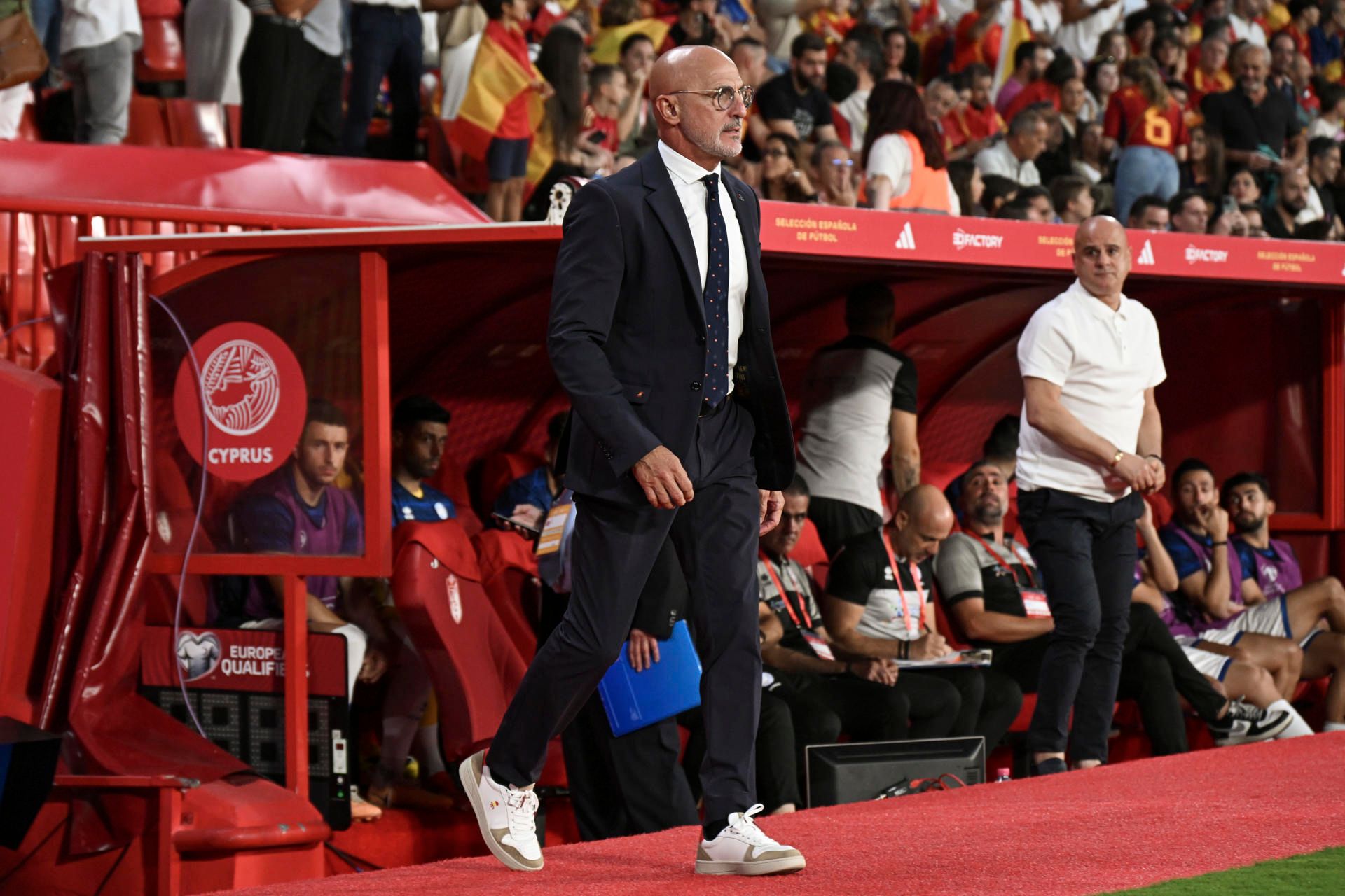 Luis de la Fuente, en el banquillo durante el España-Chipre (FOTO: EFE).