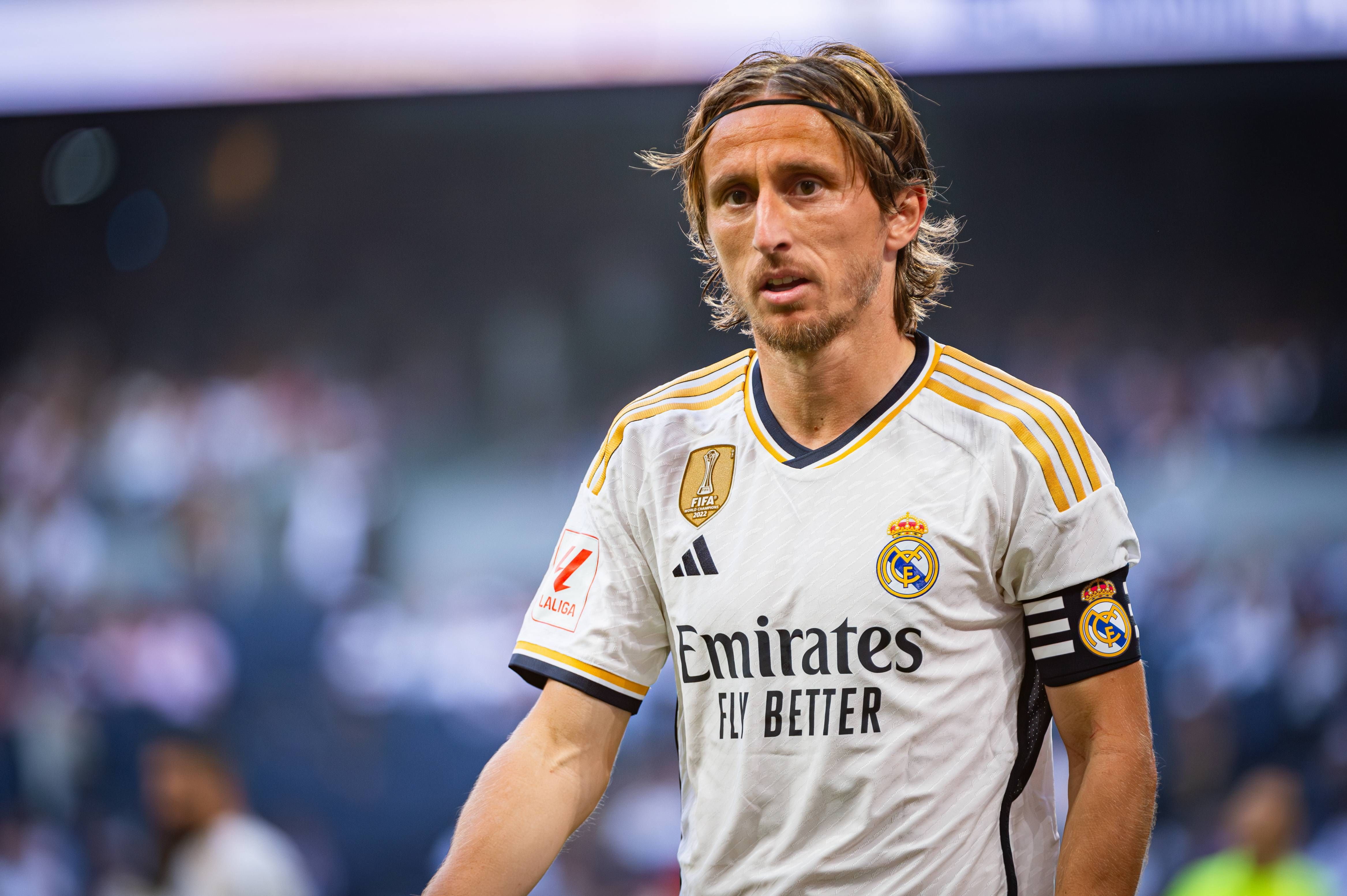 Luka Modric siendo capitán en el Real Madrid-Osasuna.