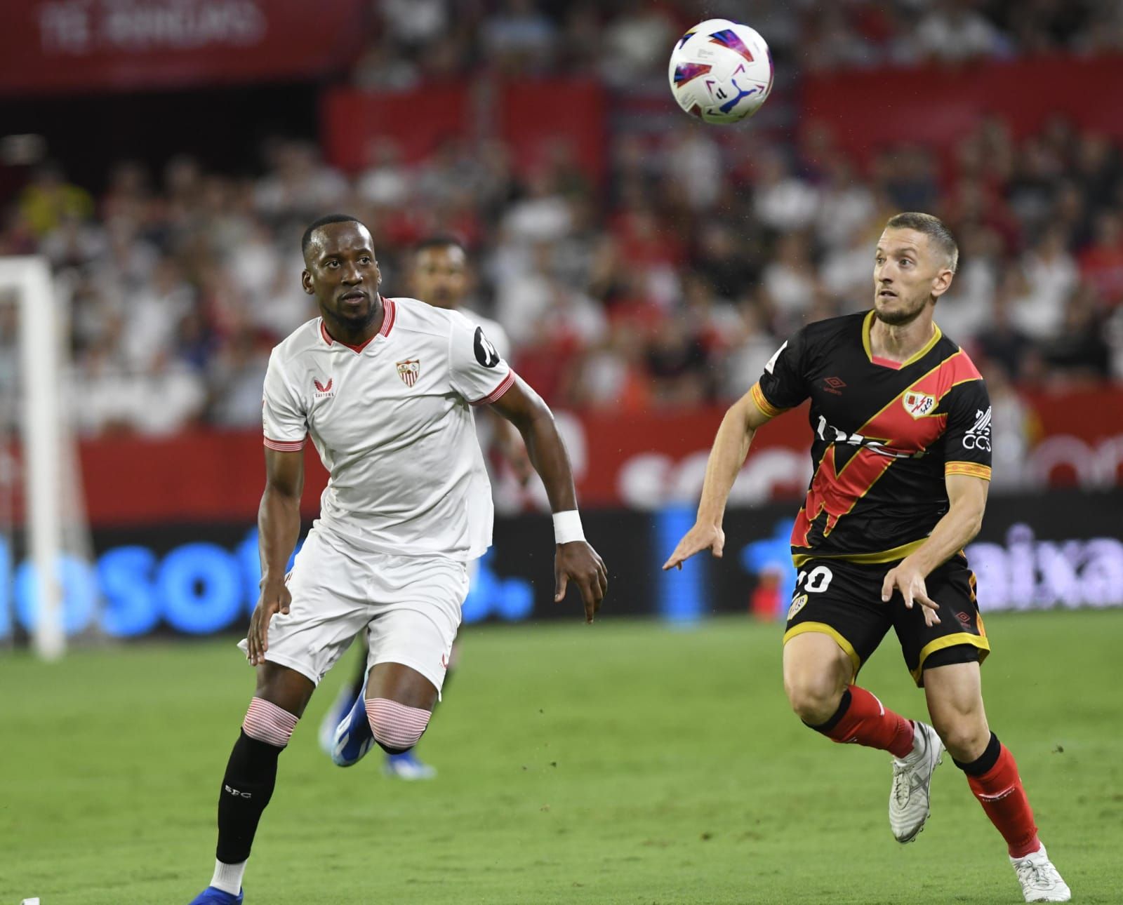 Lukebakio, ante el Rayo (Foto: Kiko Hurtado)