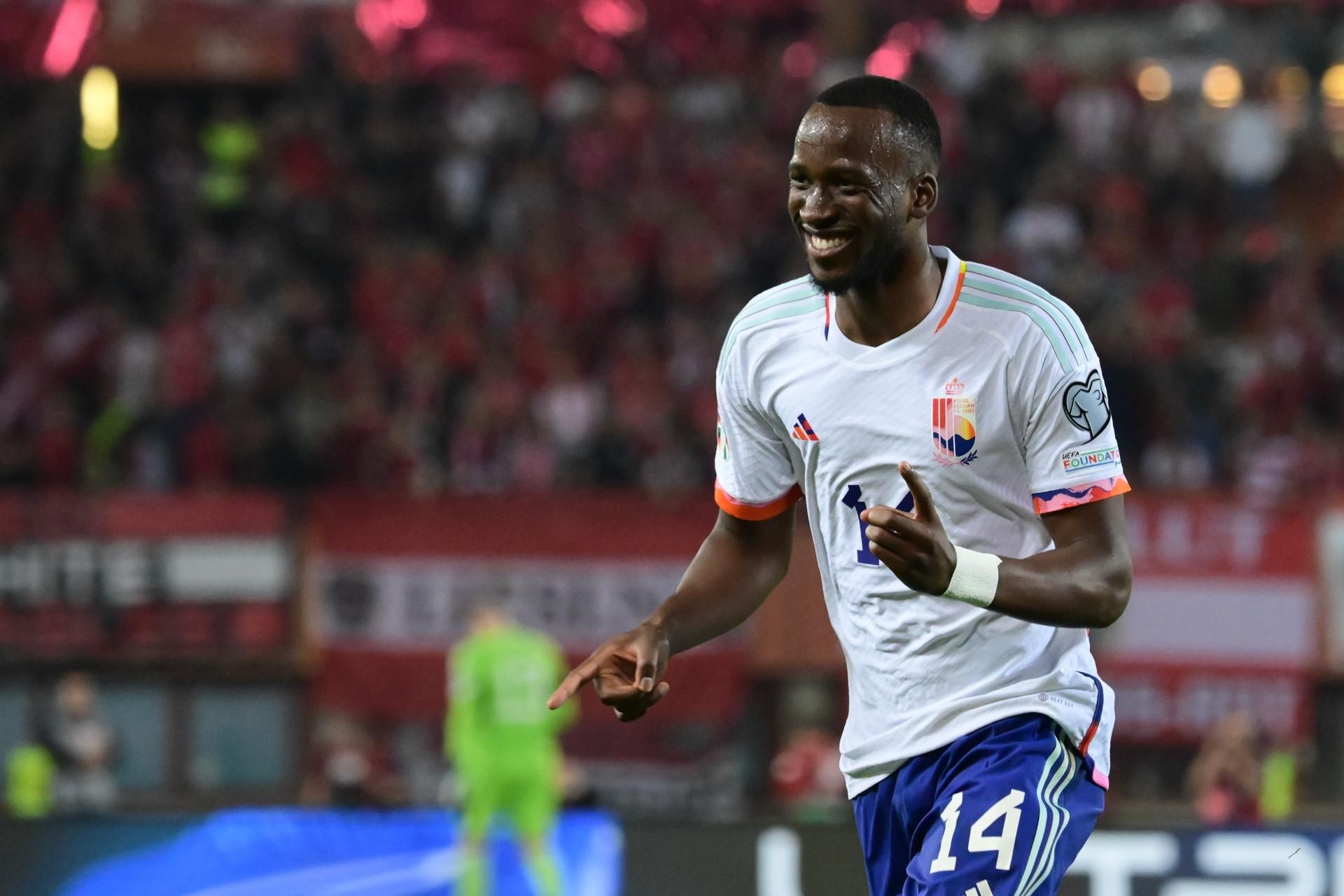  Lukebakio celebrando un gol con Bélgica.