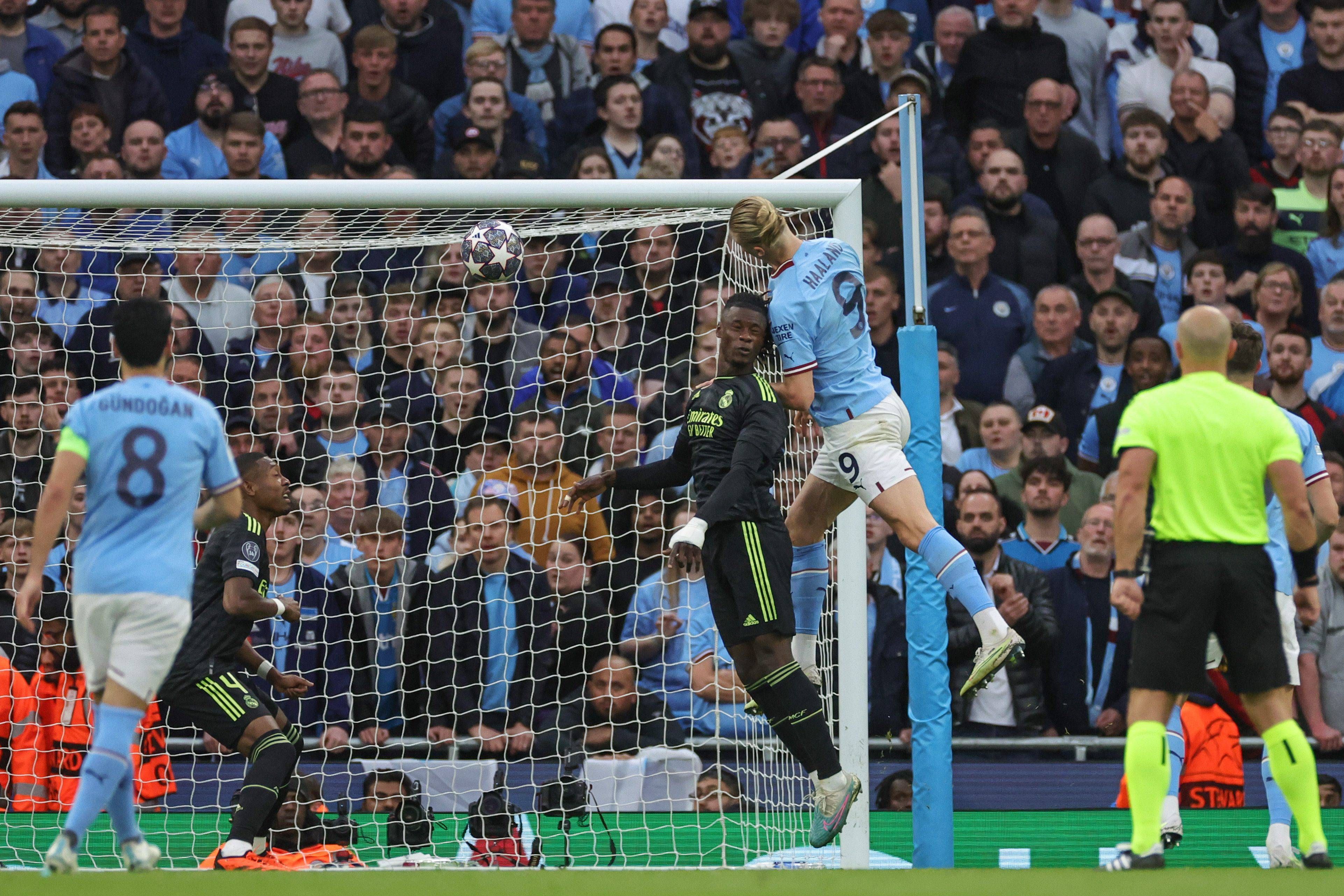  Erling Haaland remata ante Camavinga en el City-Real Madrid.