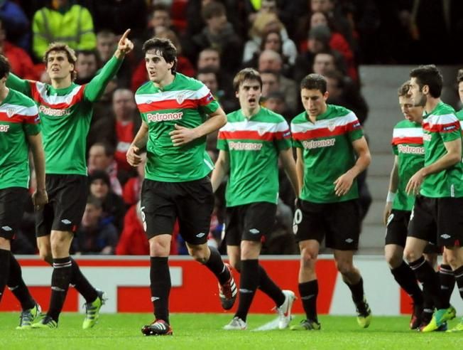 Óscar de Marcos y sus compañeros celebran un gol en Old Trafford en el mítico Manchester United - Athletic Club de los tiempos de Marcelo Bielsa en Bilbao.