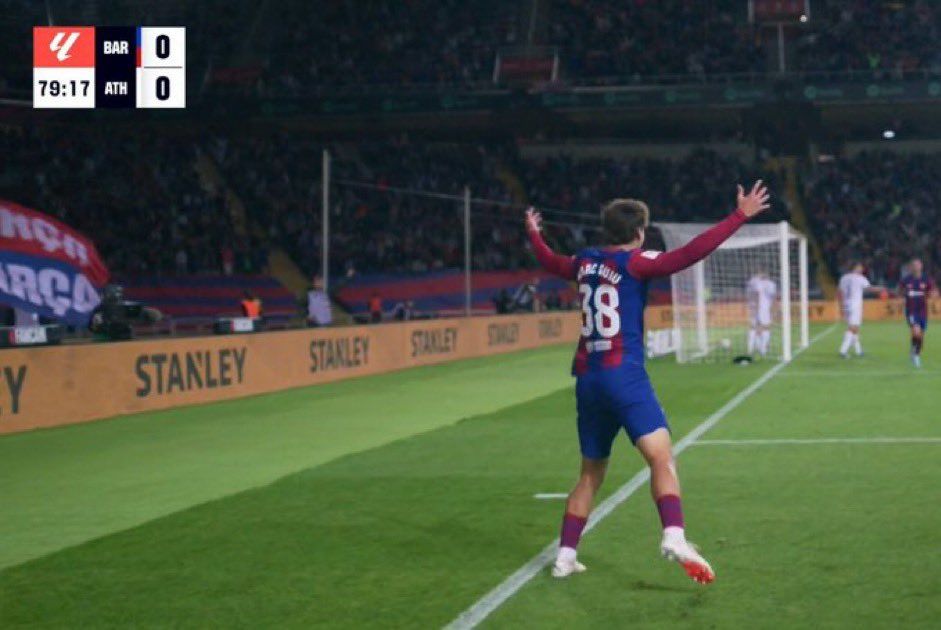  Marc Guiu celebra su gol en el Barcelona-Athletic.