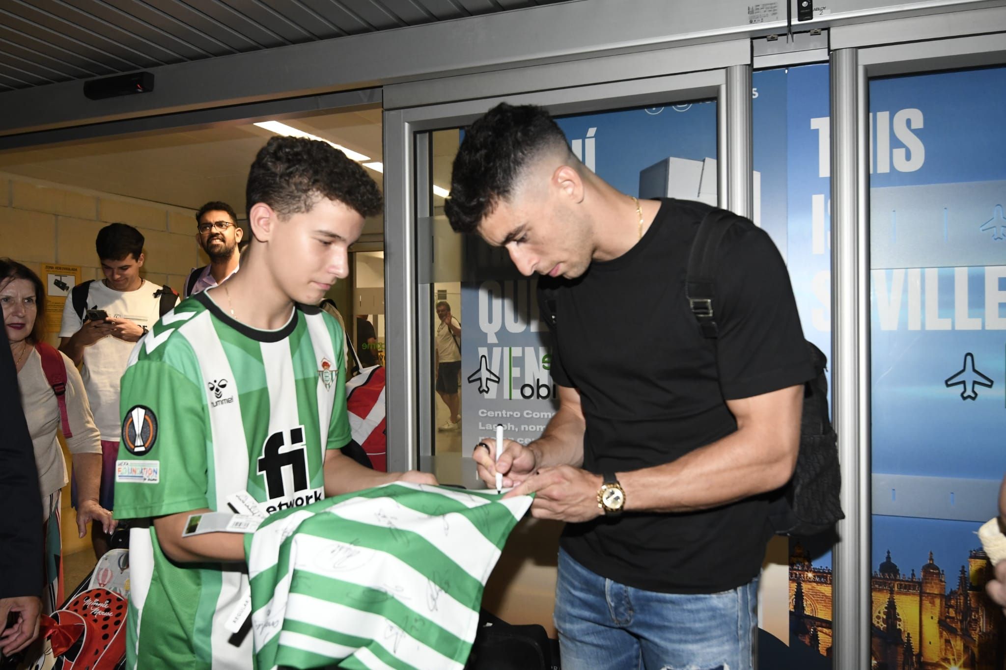 Marc Roca, en el aeropuerto