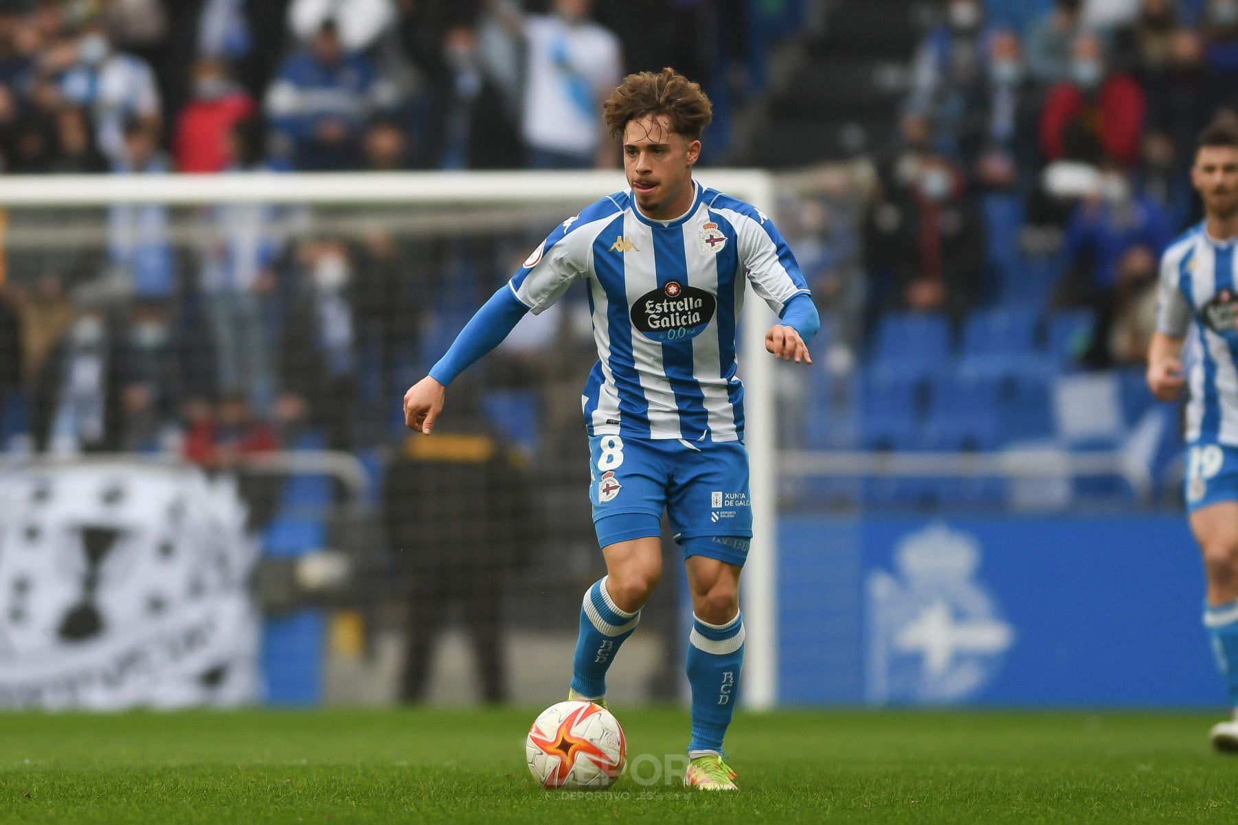 Mario Soriano con el balón en Riazor .