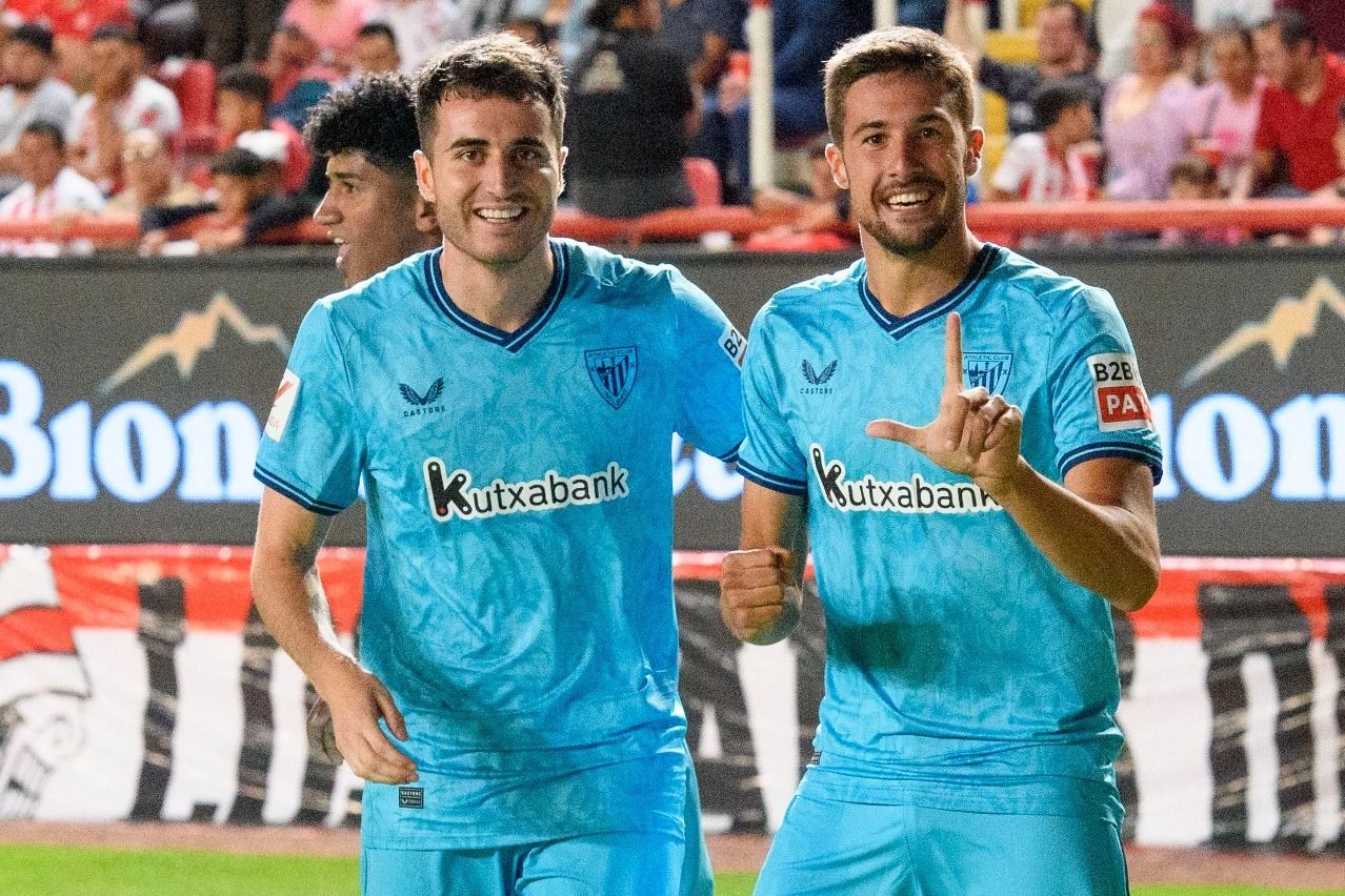  Javi Martón y Morci celebran un gol al Necaxa mexicano; ninguno sigue ya en Lezama.