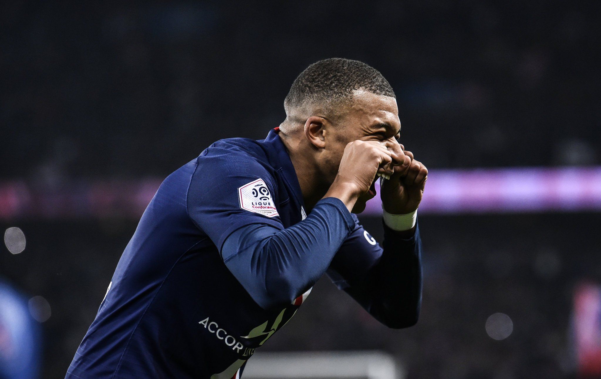  Mbappé celebra un gol con el PSG.