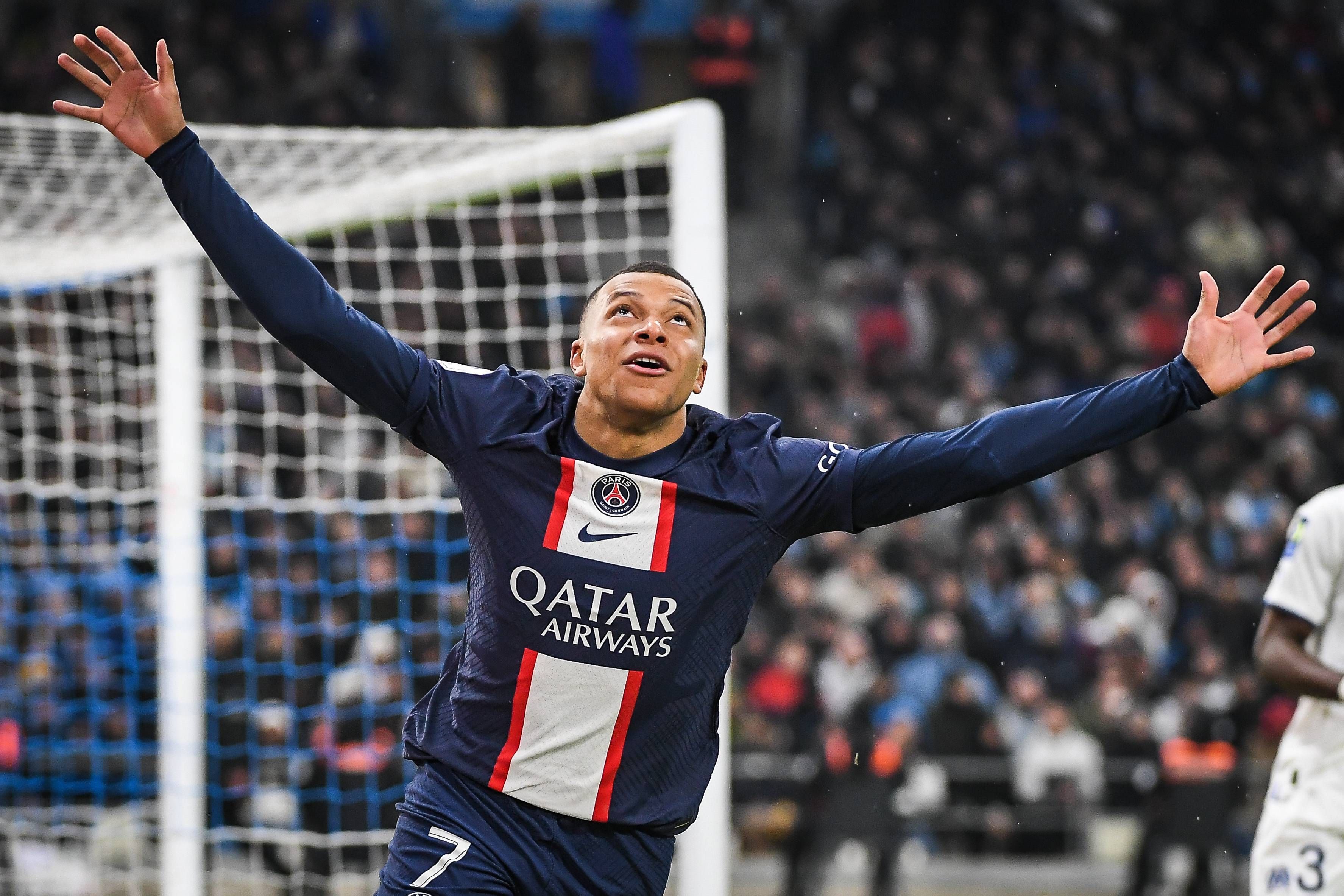  Kylian Mbappé celebra uno de los goles del PSG al Marsella.