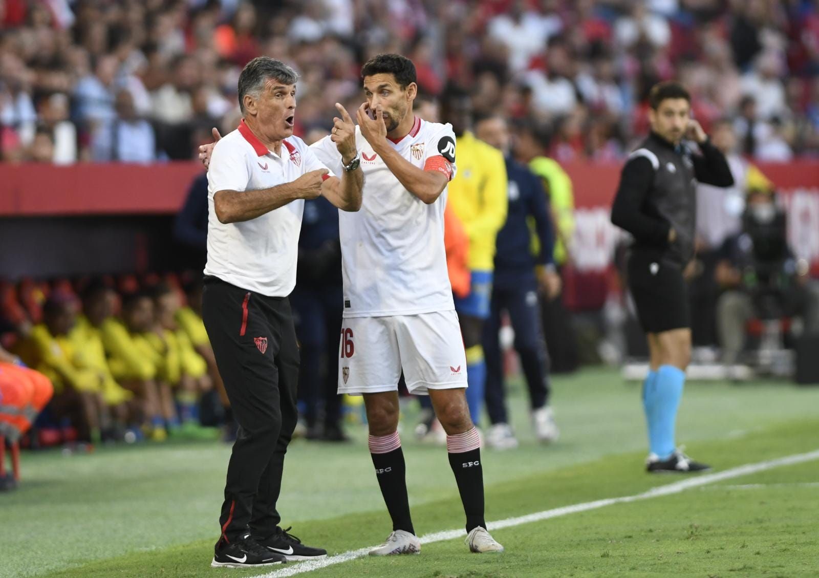  Mendilibar dialoga con Jesús Navas en el Sevilla-Las Palmas