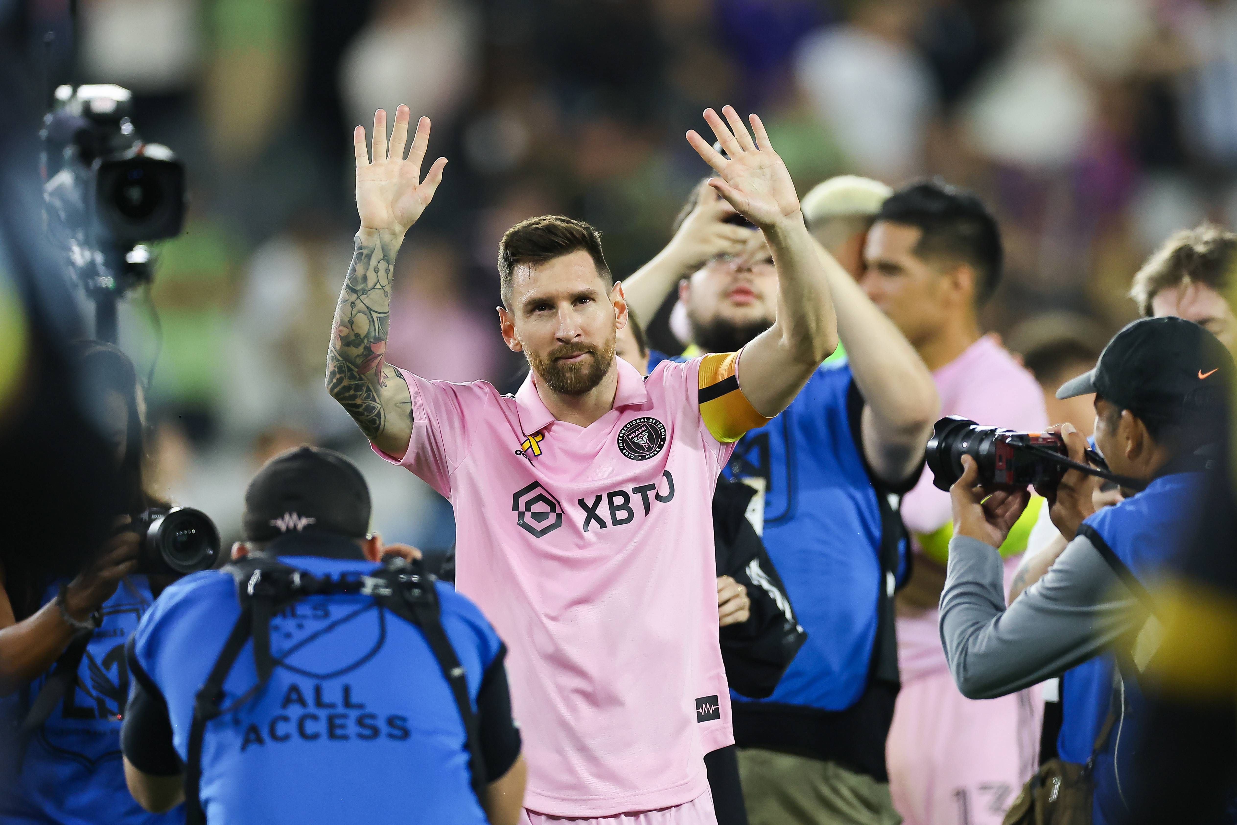  Messi saludando tras un partido con el Inter Miami