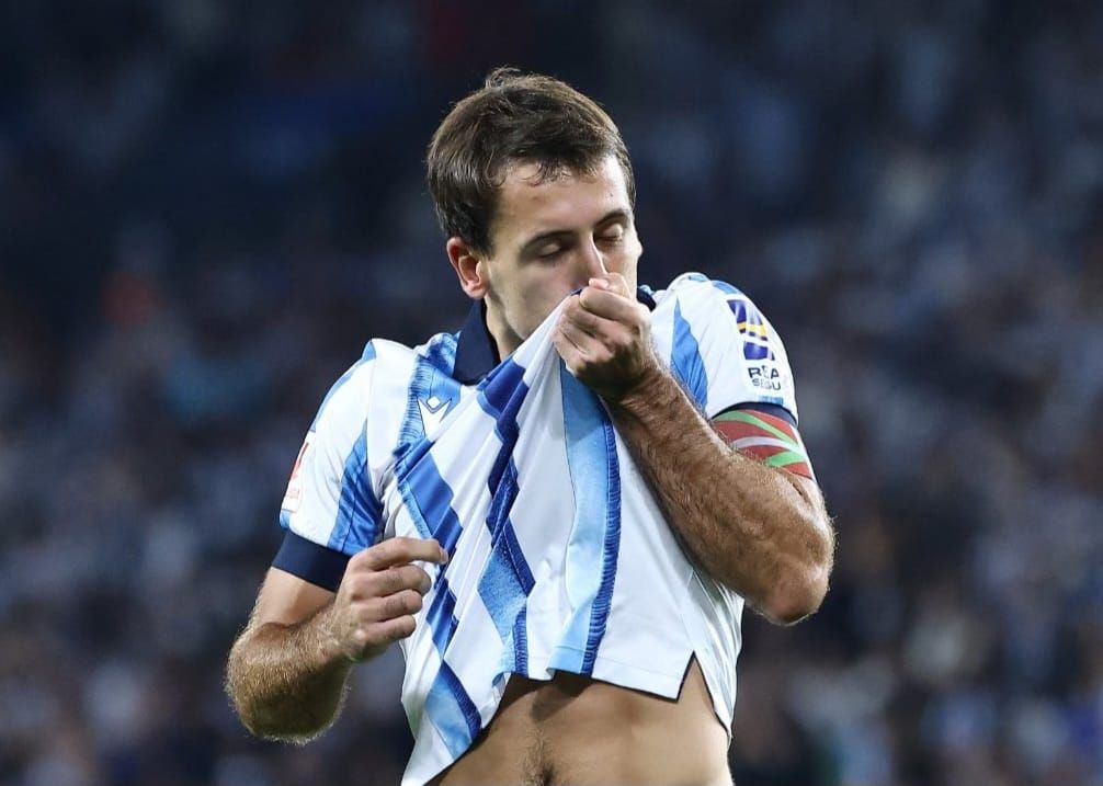  Mikel Oyarzabal se besa el escudo tras marcarle al Athletic.