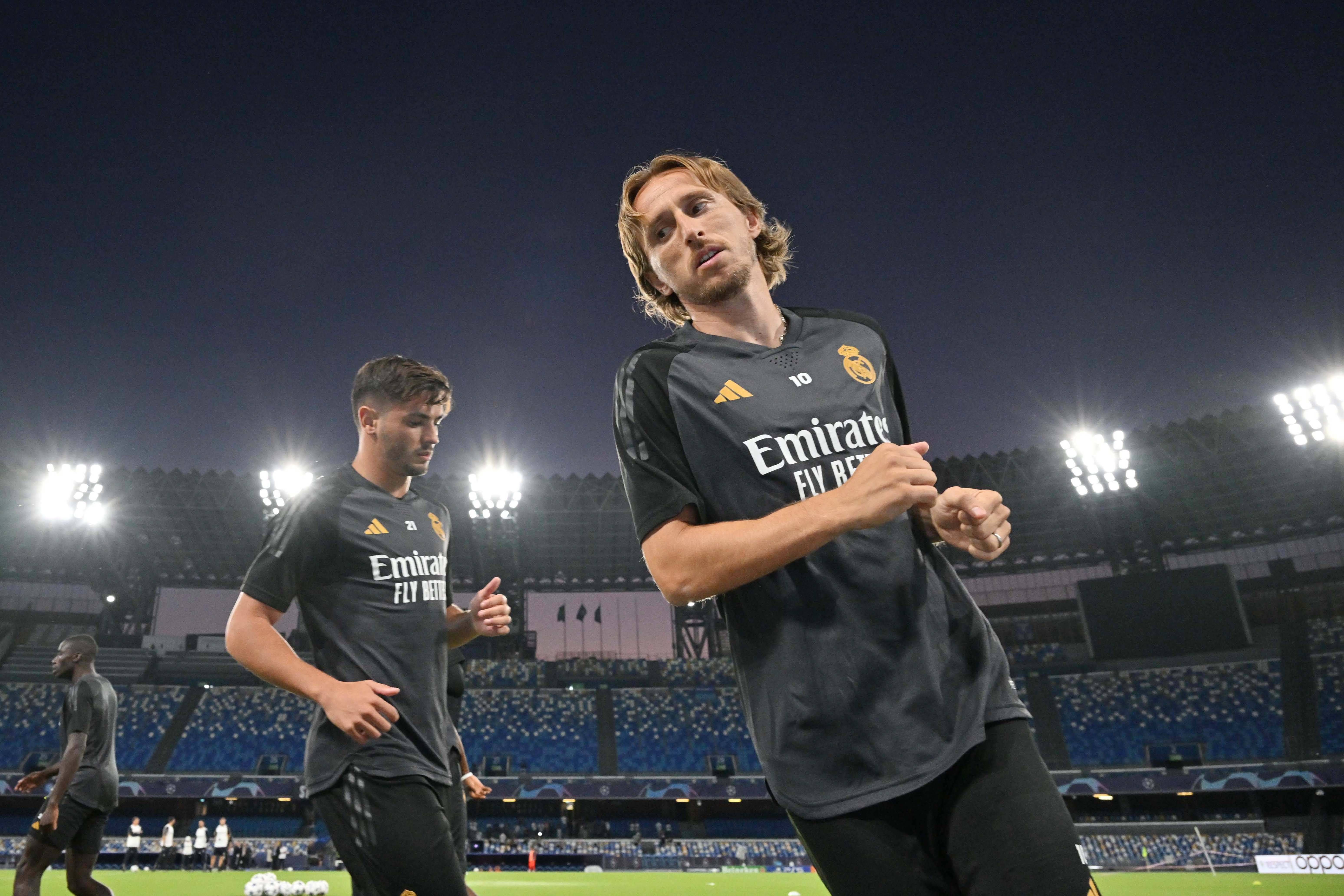  Modric calentando junto a Brahim Díaz.