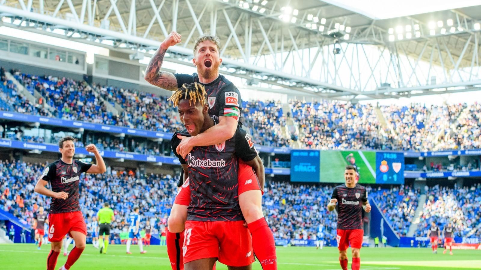  Alegría de Iker Muniain y Nico Williams por un gol ante el RCD Espanyol en Cornellá.