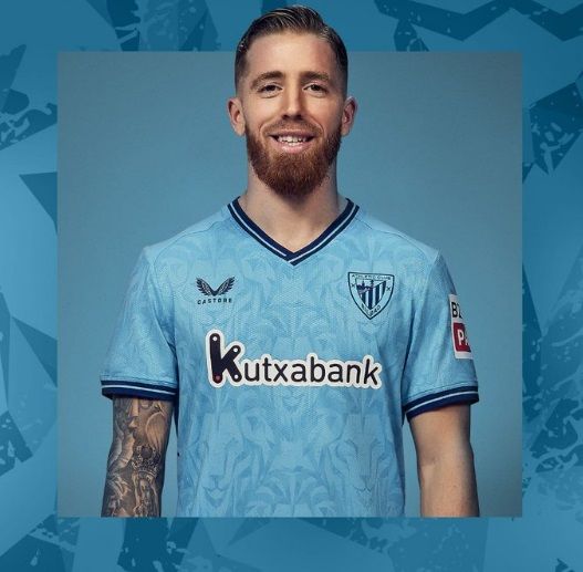  El capitán Iker Muniain luce la segunda equipación del Athletic Club para la campaña 2023-24, obra de la firma inglesa Castore.