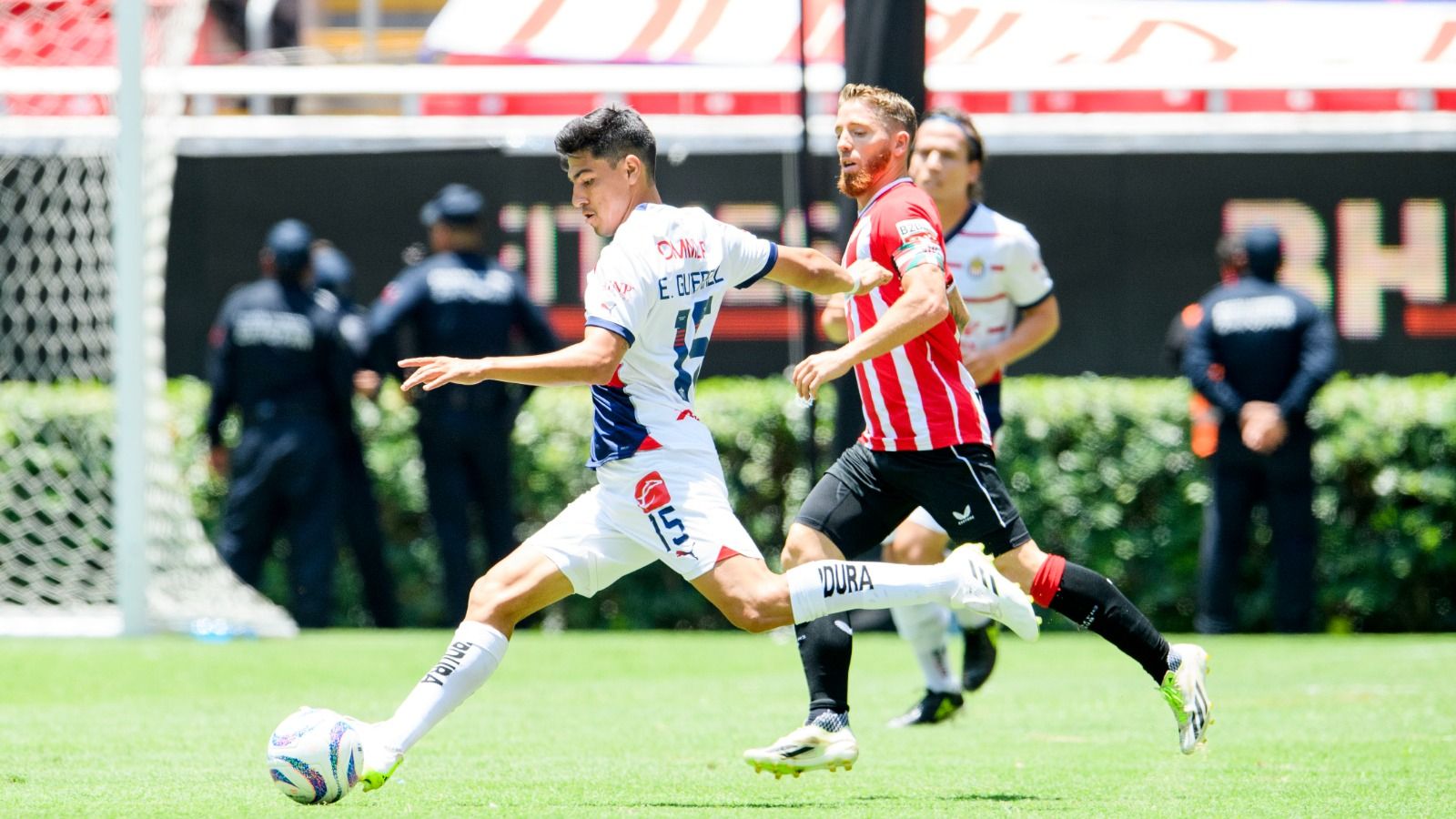  Iker Muniain lucha ante las Chivas en el primer duelo amistoso de México.