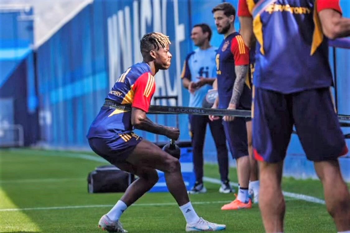  Nico Williams se entrena con la selección española absoluta.
