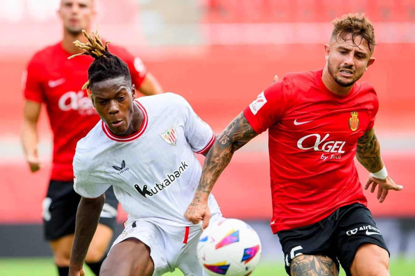  el extremo internacional Nico Williams pelea por el cuero en un partido jugado ante el RCD Mallorca en Son Moix.