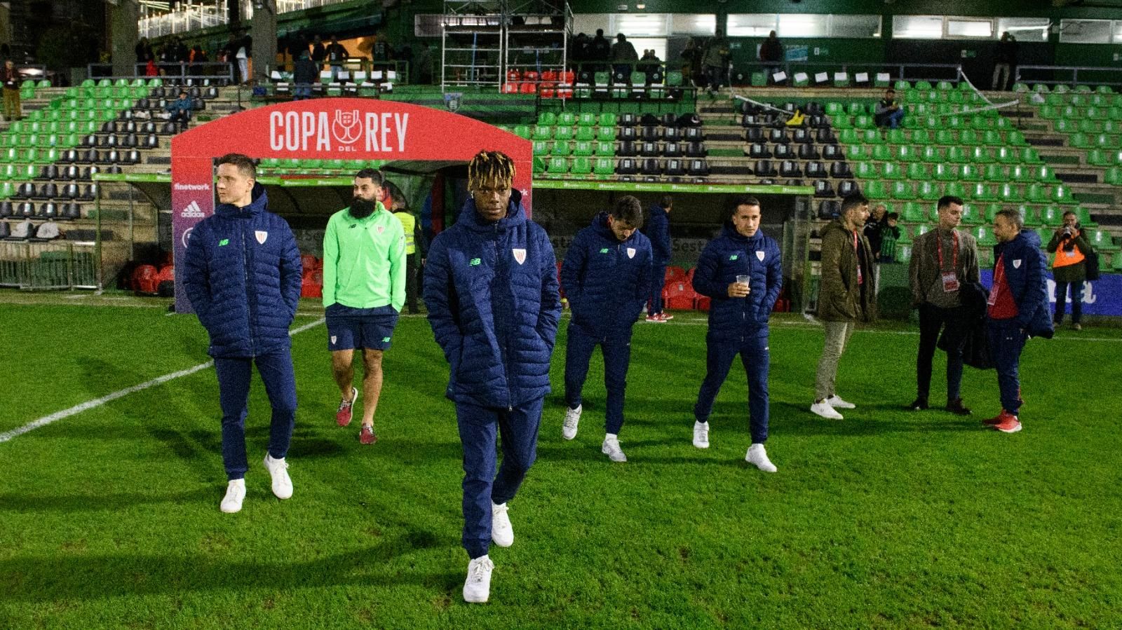  Nico Williams, sale al césped en un cruce de la Copa del Rey ante el Sestao River.