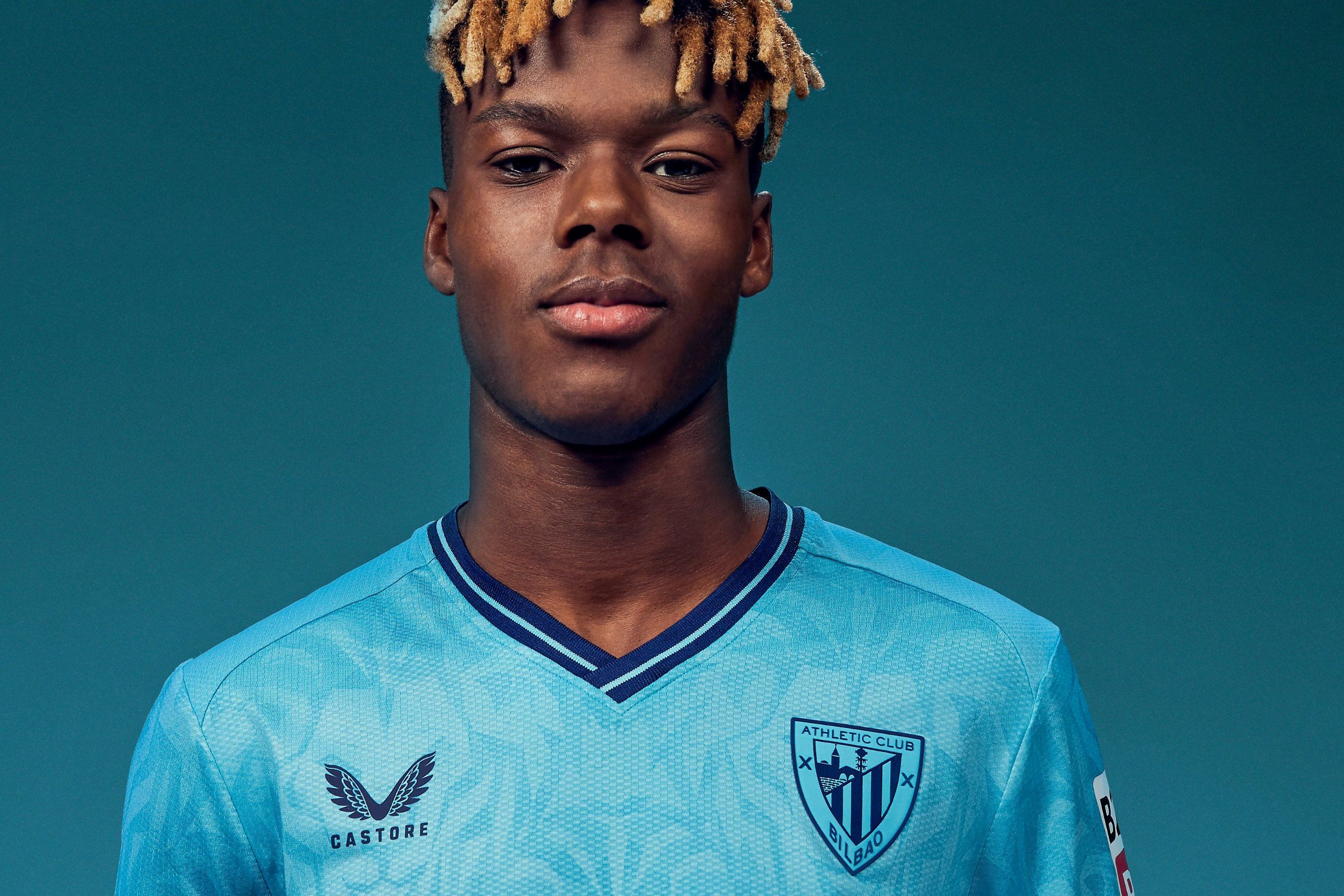  Nico Williams posa con la segunda equipación de la marca inglesa Castore para el Athletic Club.