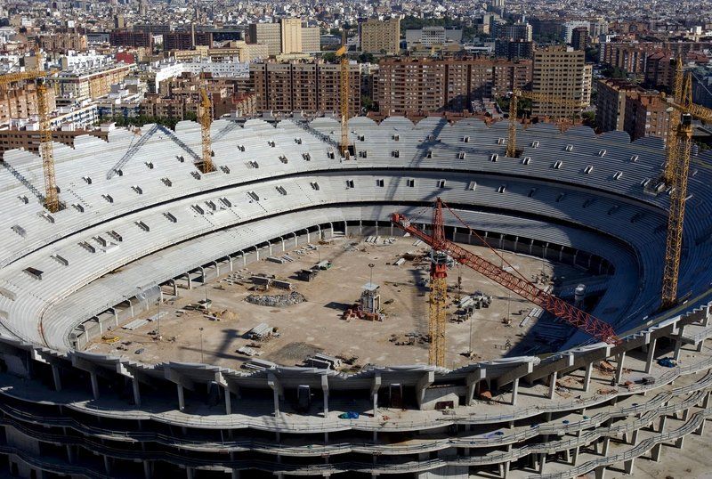  Nou Mestalla con grúas