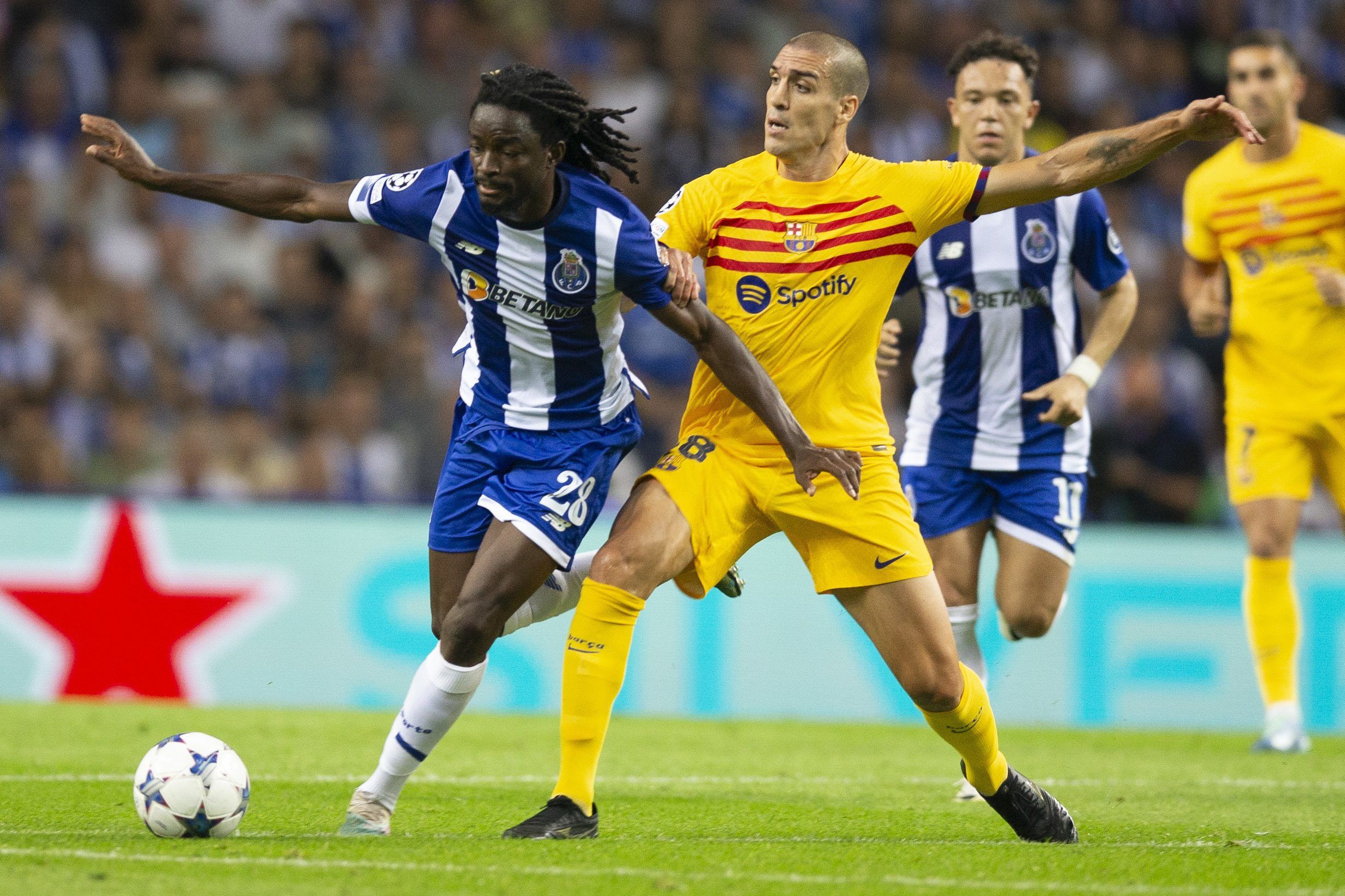  Oriol Romeu, durante el Oporto-Barcelona bajo las órdenes de Xavi (Fuente: Cordon Press)
