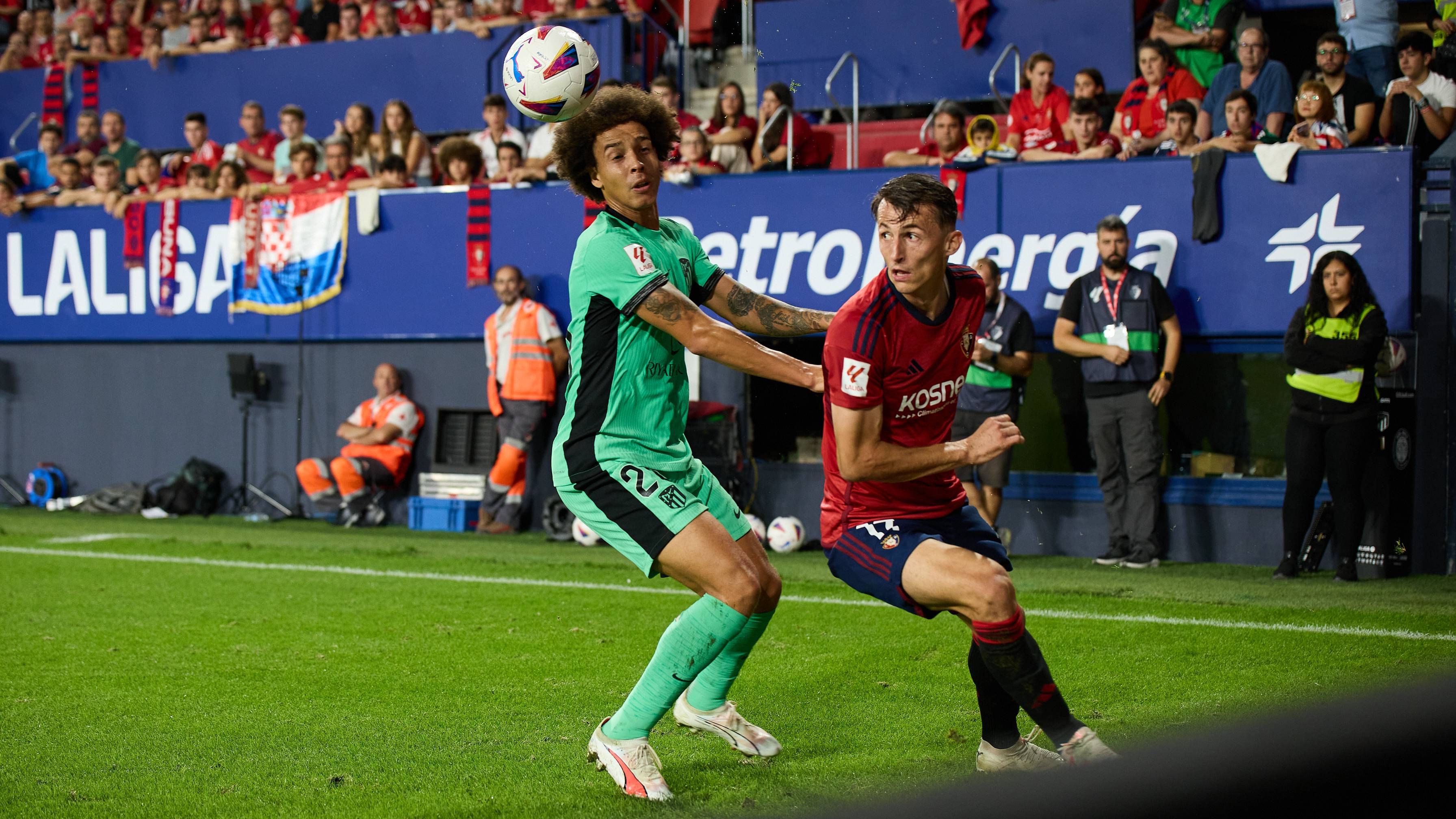 Axel Witsel pelea con Budimir en el Osasuna-Atlético de Madrid.