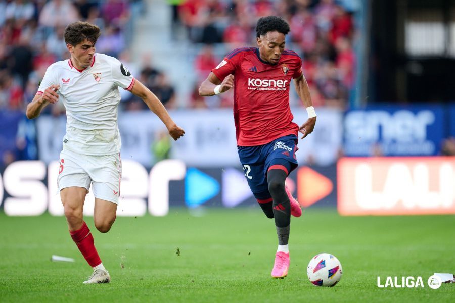  Mojica y Juanlu, en el Osasuna-Sevilla.