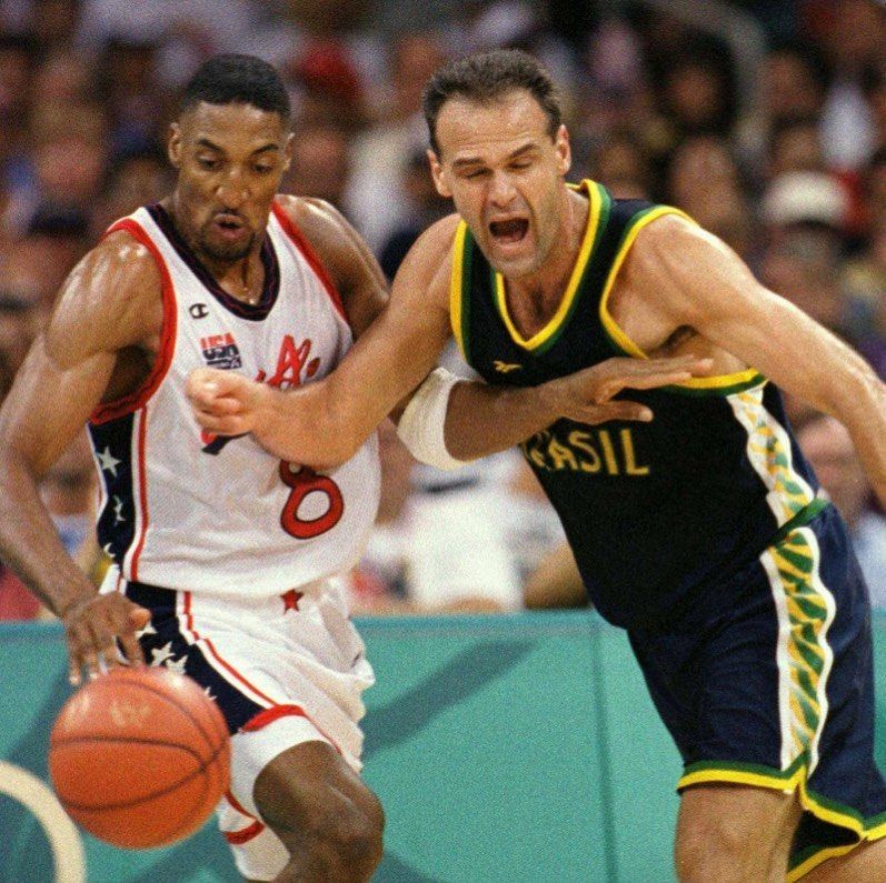 Oscar Schmidt en un Brasil vs EEUU junto con Pippen.
