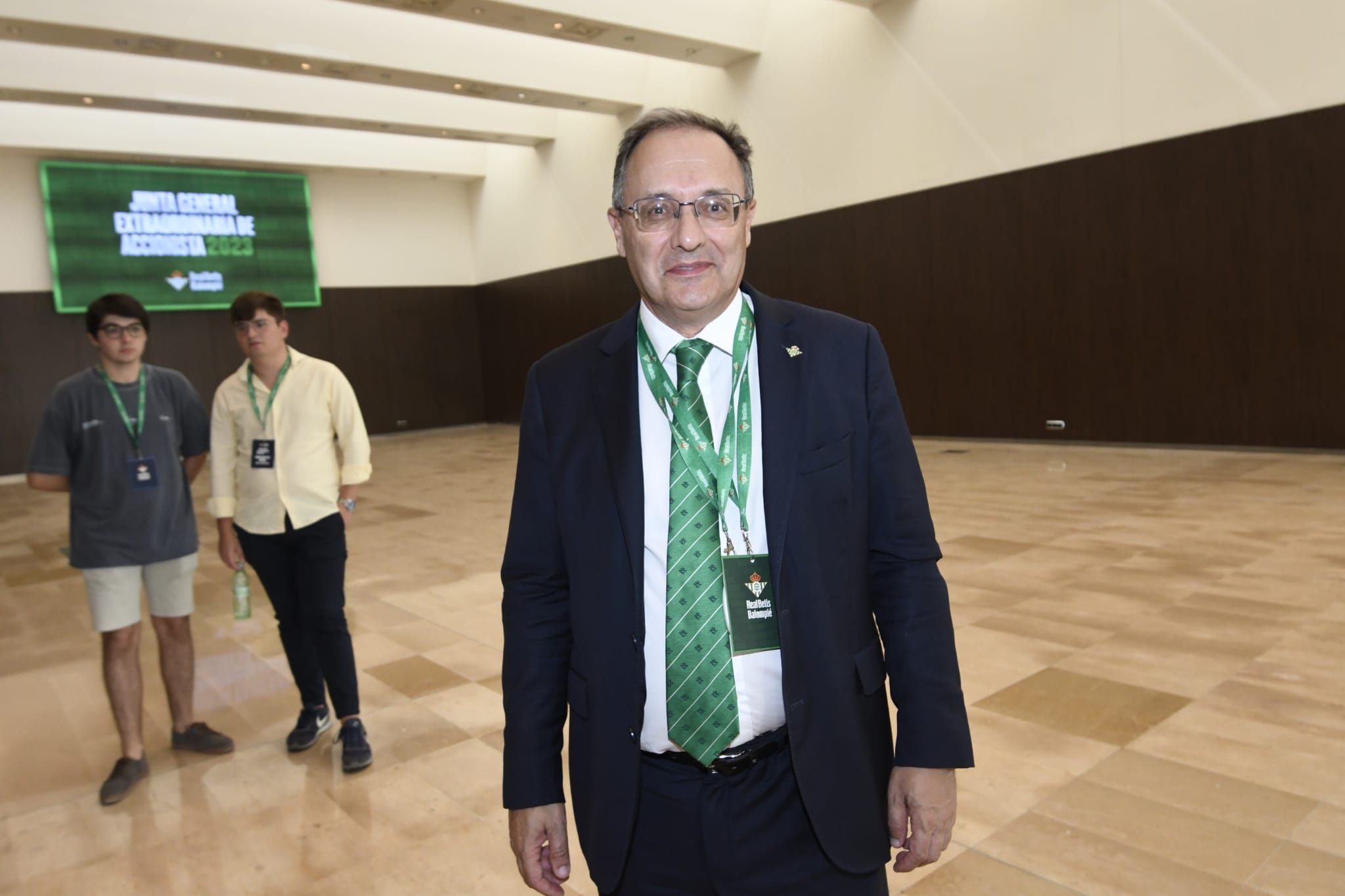 Ozgur Unay, antes de la Junta del Betis (Foto: Kiko Hurtado)